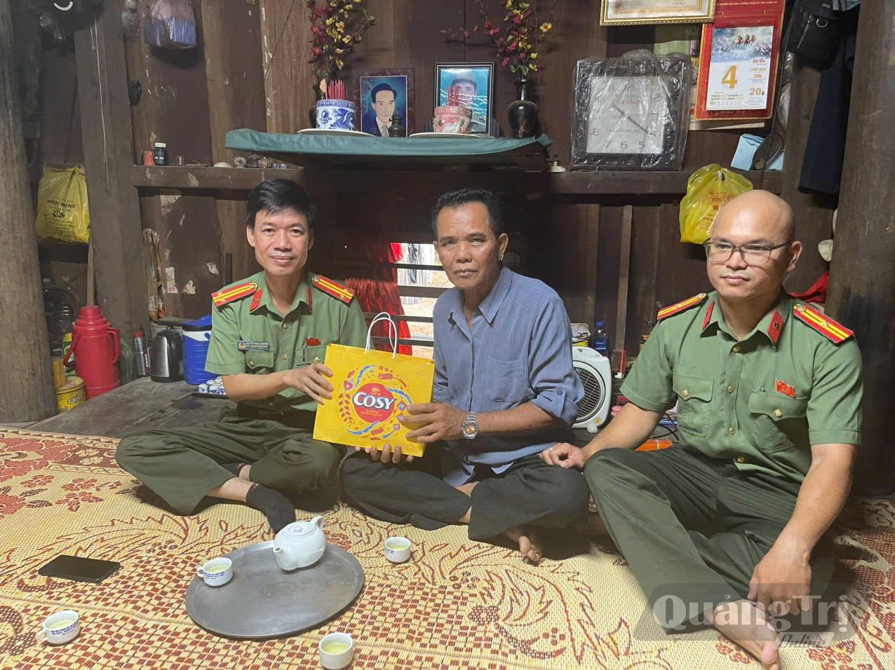Đại diện Công an xã Kim Ngân thăm hỏi, động viên già làng, người có uy tín trên địa bàn