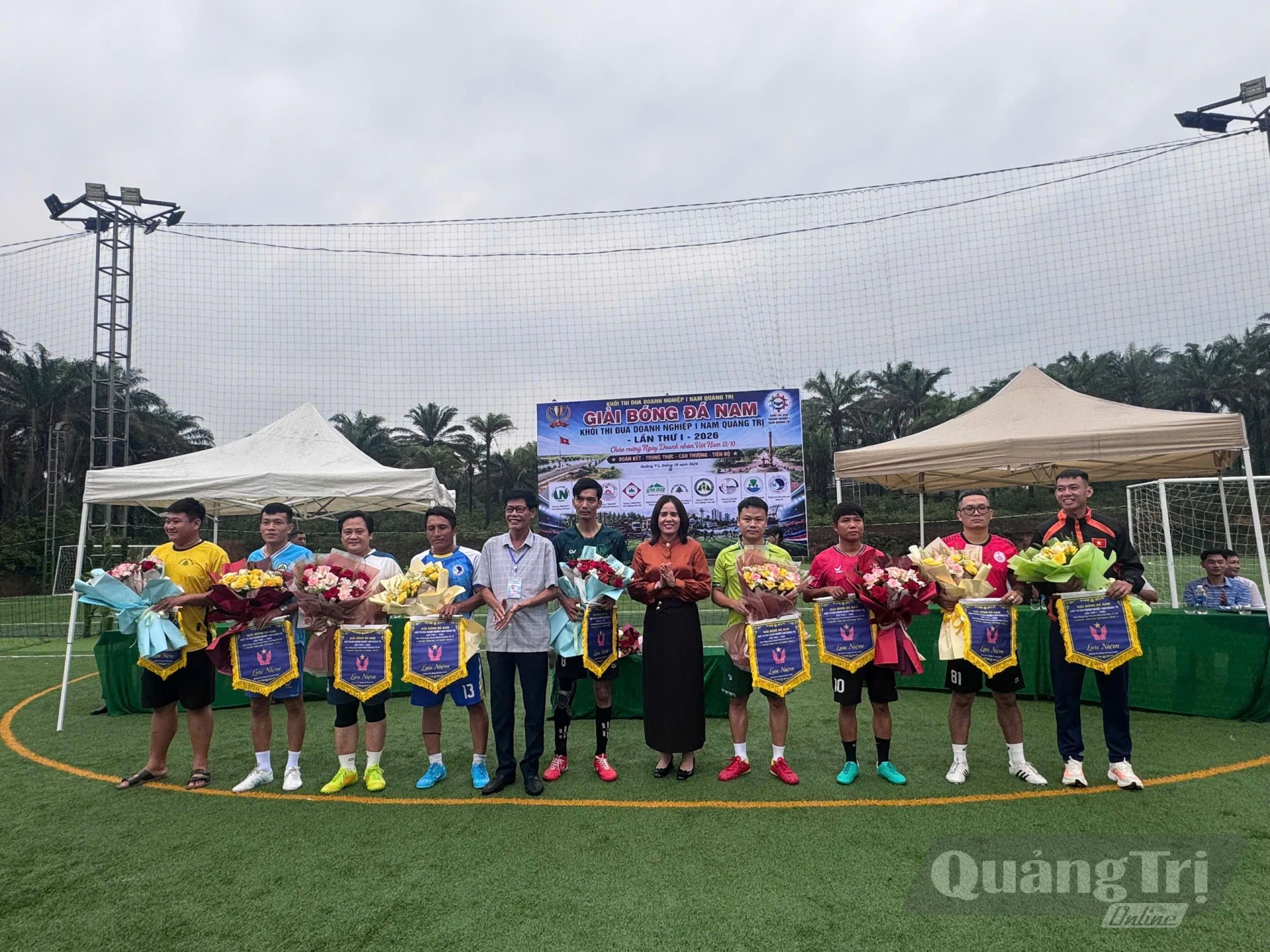 Ban tổ chức trao tặng hoa và cờ lưu niệm cho đại diện các đội bóng - Ảnh: LO 