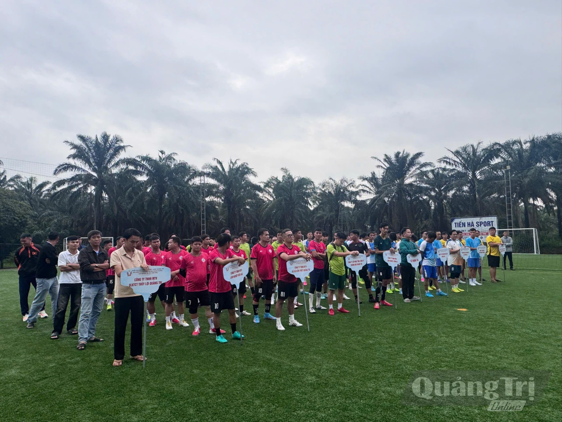 Giải đấu quy tụ 9 đội bóng đến từ 10 đơn vị thuộc Khối thi đua Doanh nghiệp I Nam Quảng Trị - Ảnh: LO 