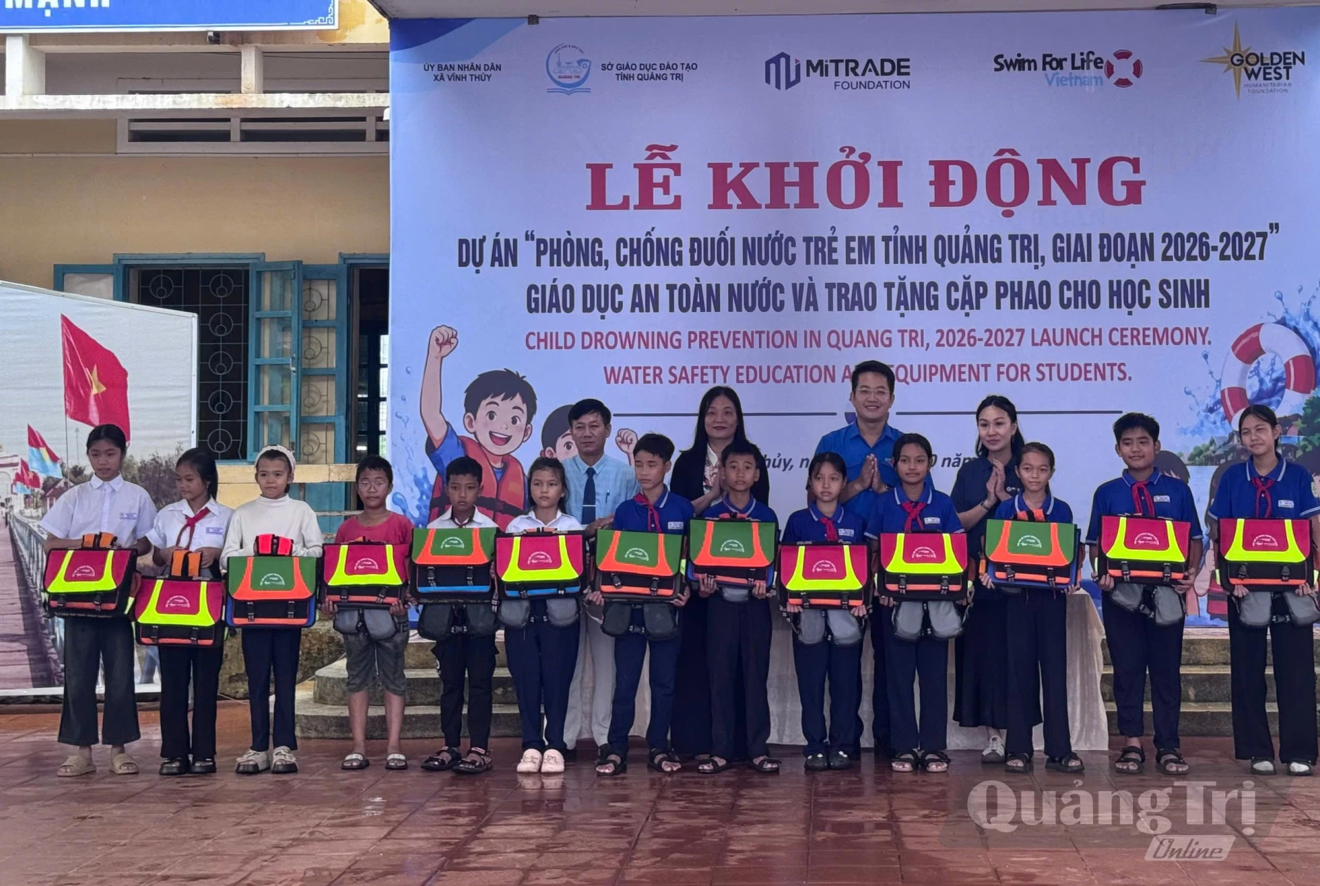 Ban Tổ chức trao tặng 100 cặp phao cho các em học sinh - Ảnh: LO 