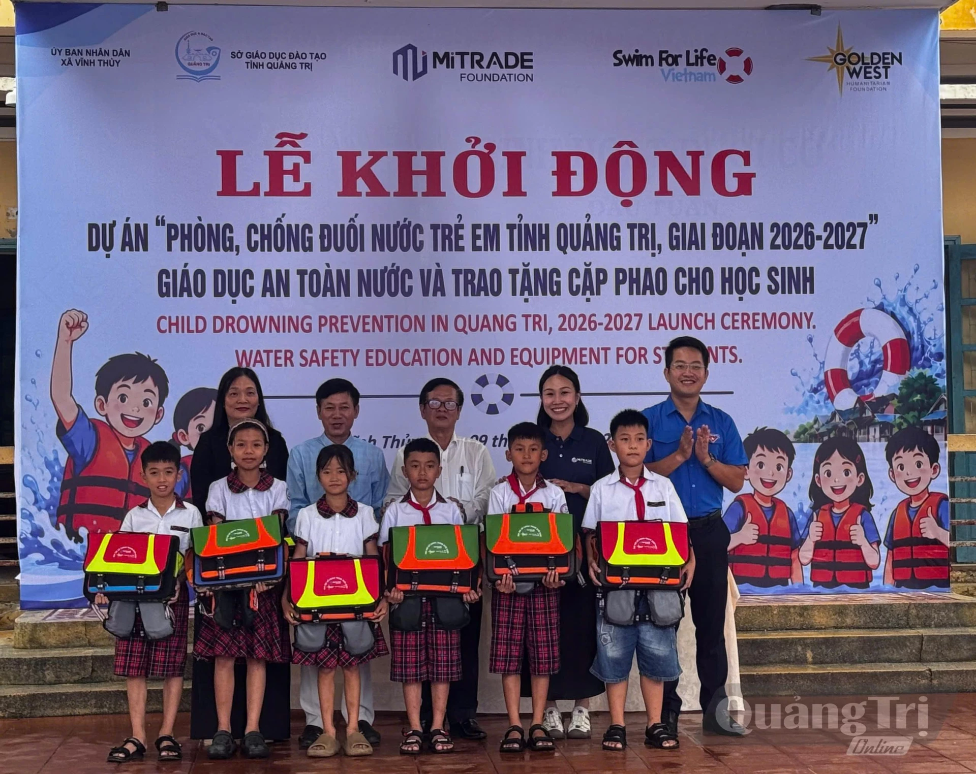 Ban Tổ chức trao tặng 100 cặp phao cho các em học sinh - Ảnh: LO 