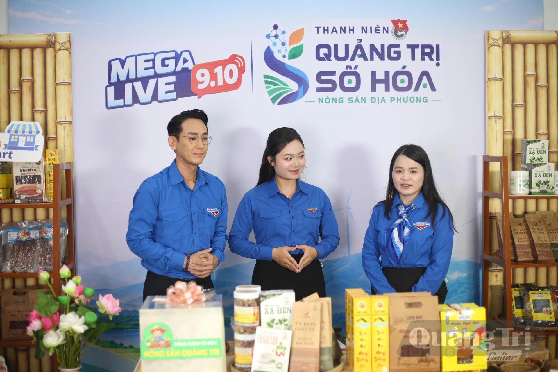 Nghệ sĩ Hứa Vĩ Văn giao lưu cùng lãnh đạo Tỉnh đoàn Quảng Trị tại chương trình Mega Live - Ảnh: LO 
