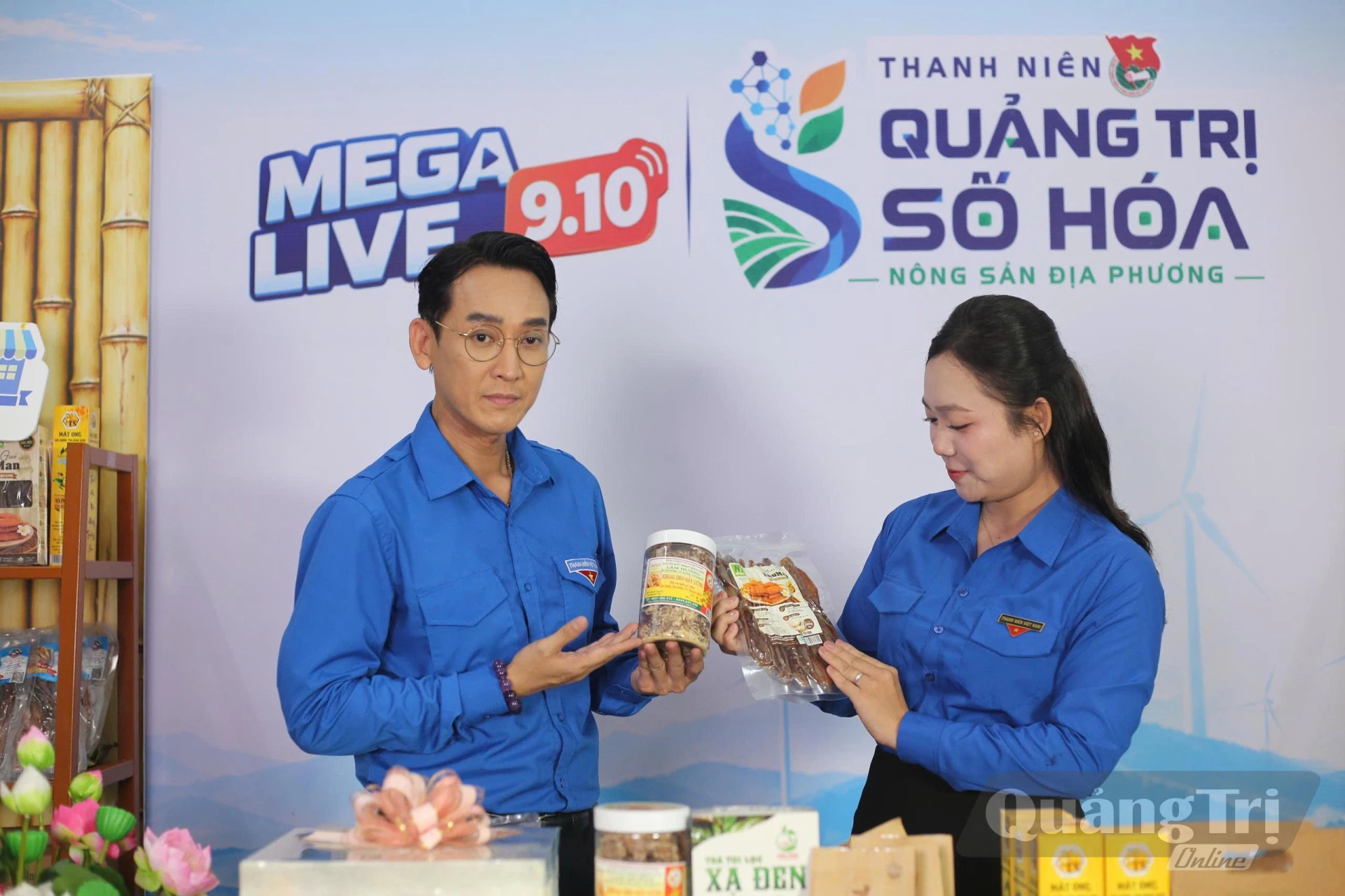 Nghệ sĩ Hứa Vĩ Văn giới thiệu, quảng bá các sản phẩm nông sản Quảng Trị tại phiên Mega Live - Ảnh: LO 