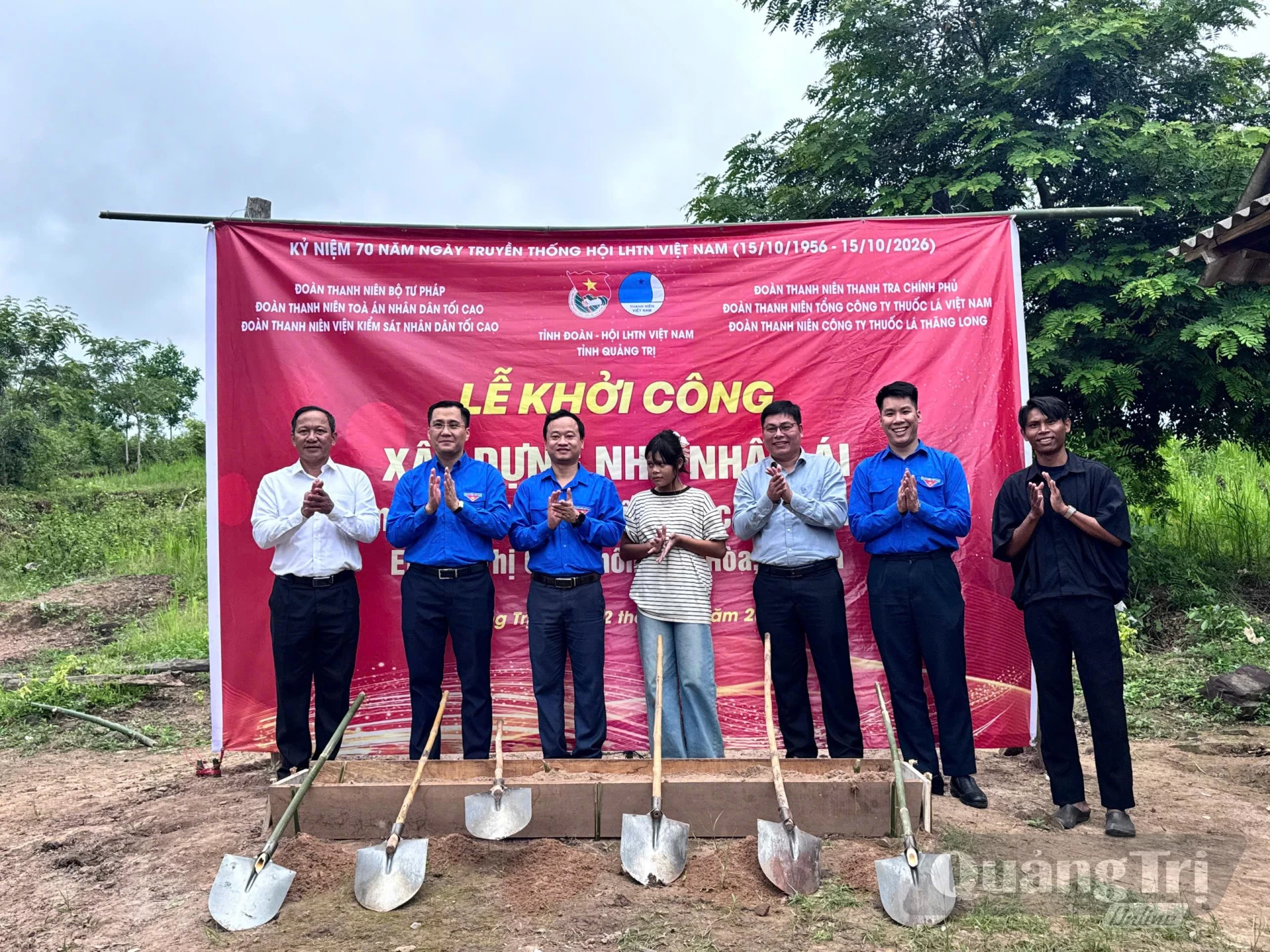 khởi công xây dựng nhà nhân ái “Mái ấm biên cương - Tiếp bước em đến trường” dành tặng em Hồ Thị Cúc, học sinh lớp 7, trường TH&THCS A Xing có hoàn cảnh đặc biệt khó khăn tại thôn Tam Hoà, xã Lìa - Ảnh: LO 