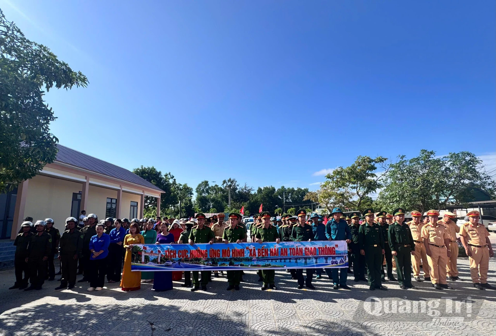 Các lực lượng chức năng và đoàn thể tham gia hưởng ứng mô hình “Xã Bến Hải an toàn giao thông” - Ảnh: LO