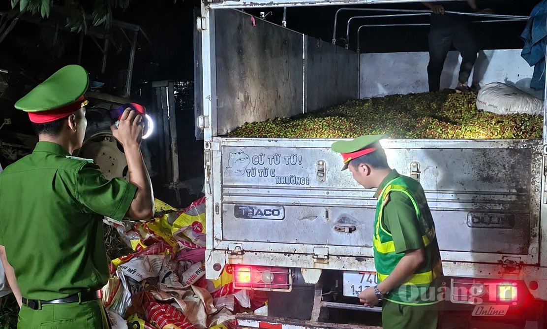 Công an xã Hướng Phùng tăng cường kiểm tra phương tiện vận chuyển nông sản, góp phần phòng ngừa vi phạm pháp luật trong mùa thu hoạch cà phê - Ảnh: Công an xã Hướng Phùng