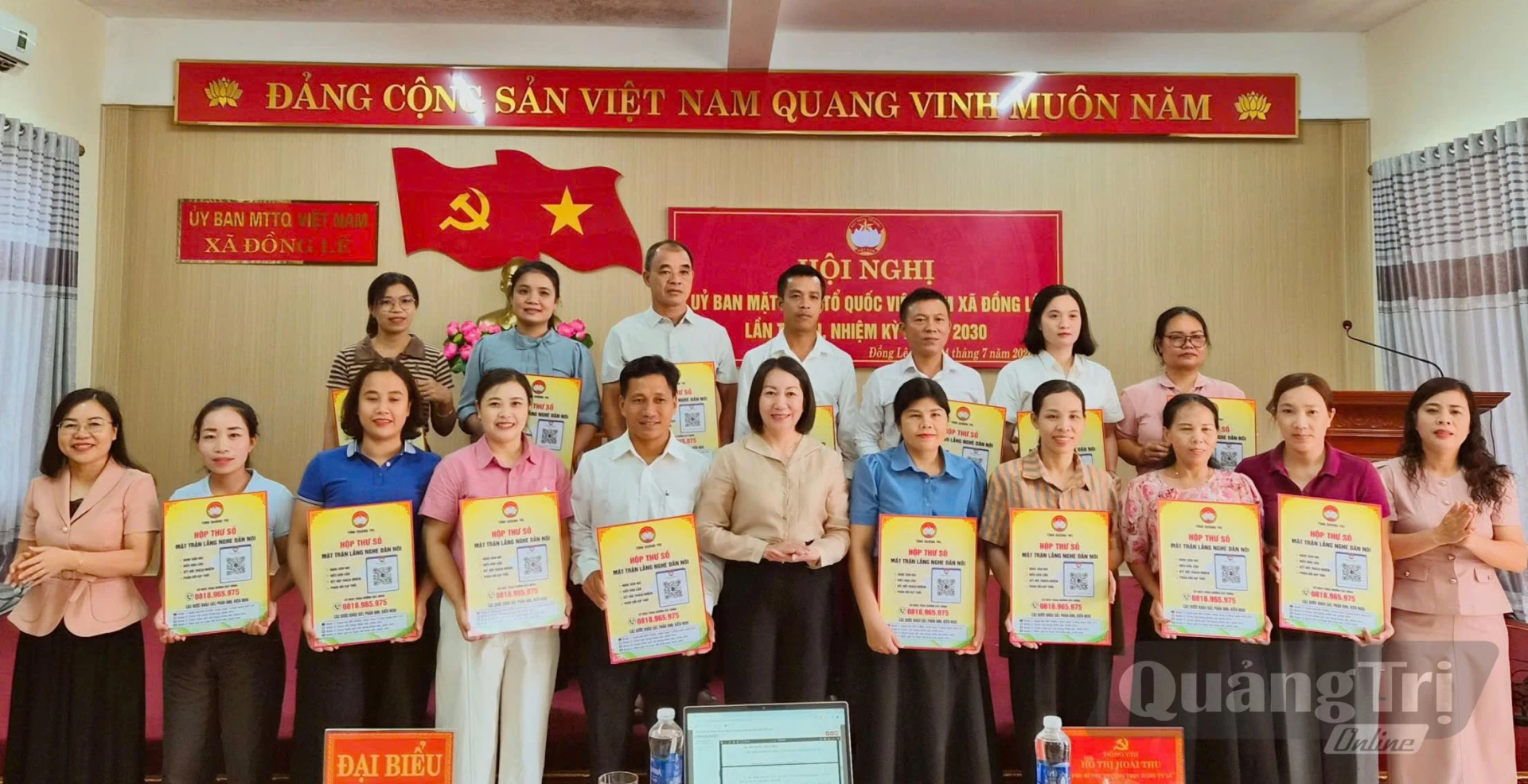 Đại diện lãnh đạo Ủy ban MTTQVN tỉnh trao biển Hộp thư số cho Ủy ban MTTQVN xã Đồng Lê - Ảnh: T.L