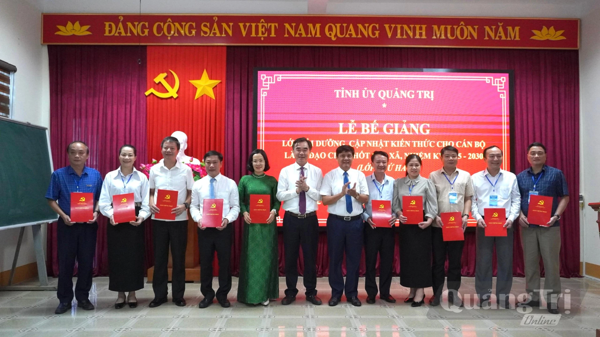 Các học viên được trao giấy chứng nhận hoàn thành Lớp bồi dưỡng, cập nhật kiến thức cho cán bộ lãnh đạo chủ chốt cấp xã, nhiệm kỳ 2025-2030. - Ảnh:H.T