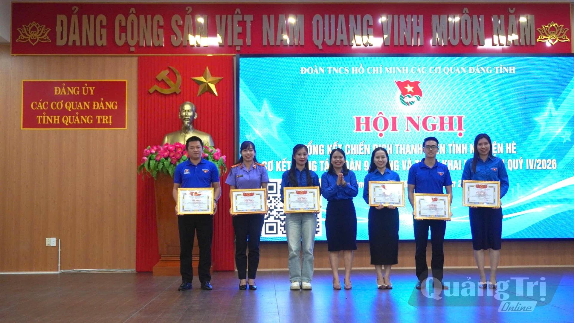Đoàn các cơ quan Đảng tỉnh tặng giấy khen cho tập thể và cá nhân vì đã có thành tích xuất sắc trong Chiến dịch Thanh niên tình nguyện Hè năm 2026 - Ảnh: H.T