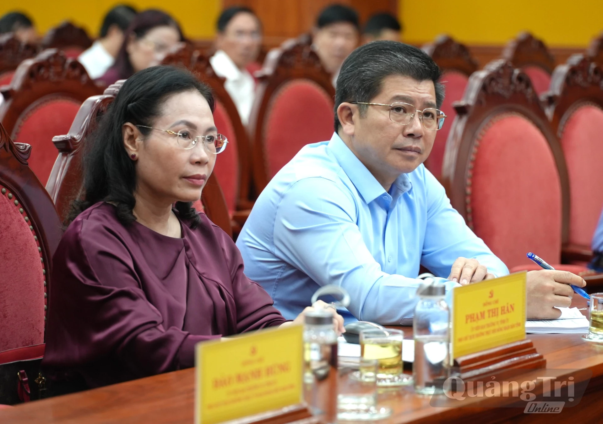 Đồng chí Trần Vũ Khiêm, Phó Bí thư Thường trực Tỉnh ủy, Trưởng Đoàn ĐBQH tỉnh, Phó Trưởng Ban chỉ đạo và đồng chí Phạm Thị Hân, Phó Chủ tịch Thường trực HĐND tỉnh tham dự phiên họp - Ảnh: T.Đ