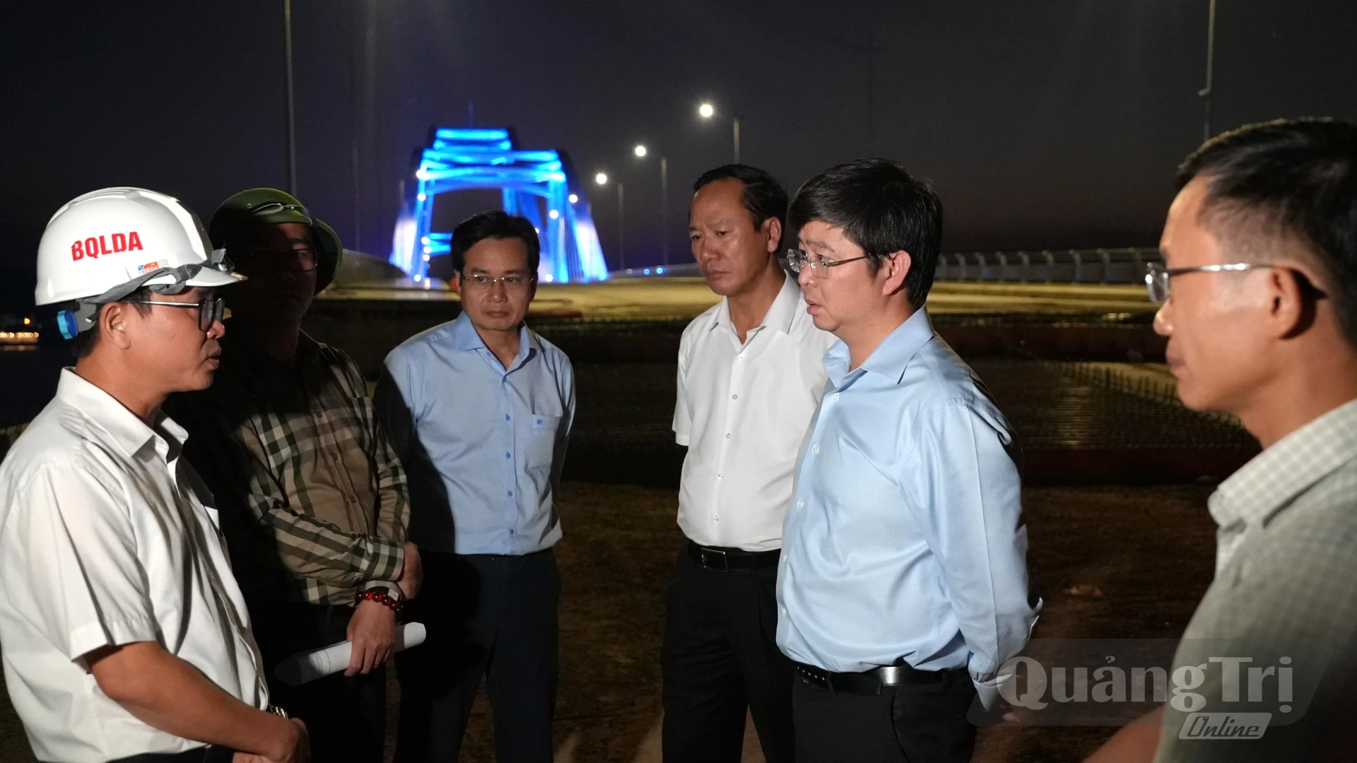 Đồng chí Bùi Hoàng Phương, Chủ tịch UBND tỉnh yêu cầu nhà thầu tăng cường thêm nhân lực, máy móc để thi công ngày đêm công trình - Ảnh: T.Đ