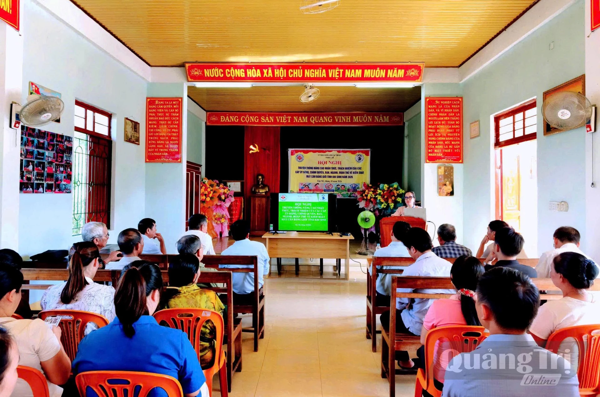 Các địa phương tổ chức tập huấn cho viên chức y tế và cộng tác viên dân số về chương trình mất cân bằng giới tính khi sinh-Ảnh: B.N