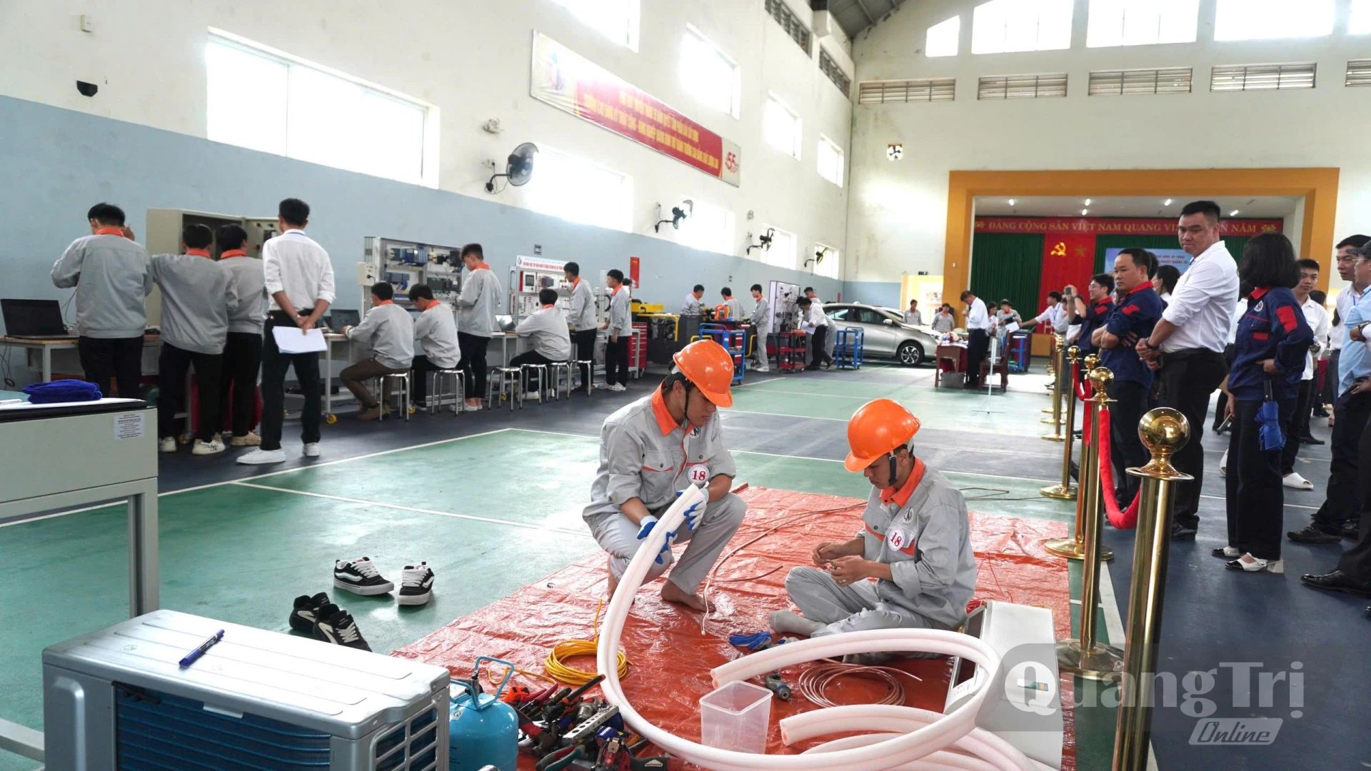Các đội thi thể hiện phần thi thực hành kỹ năng nghề - Ảnh: H.T