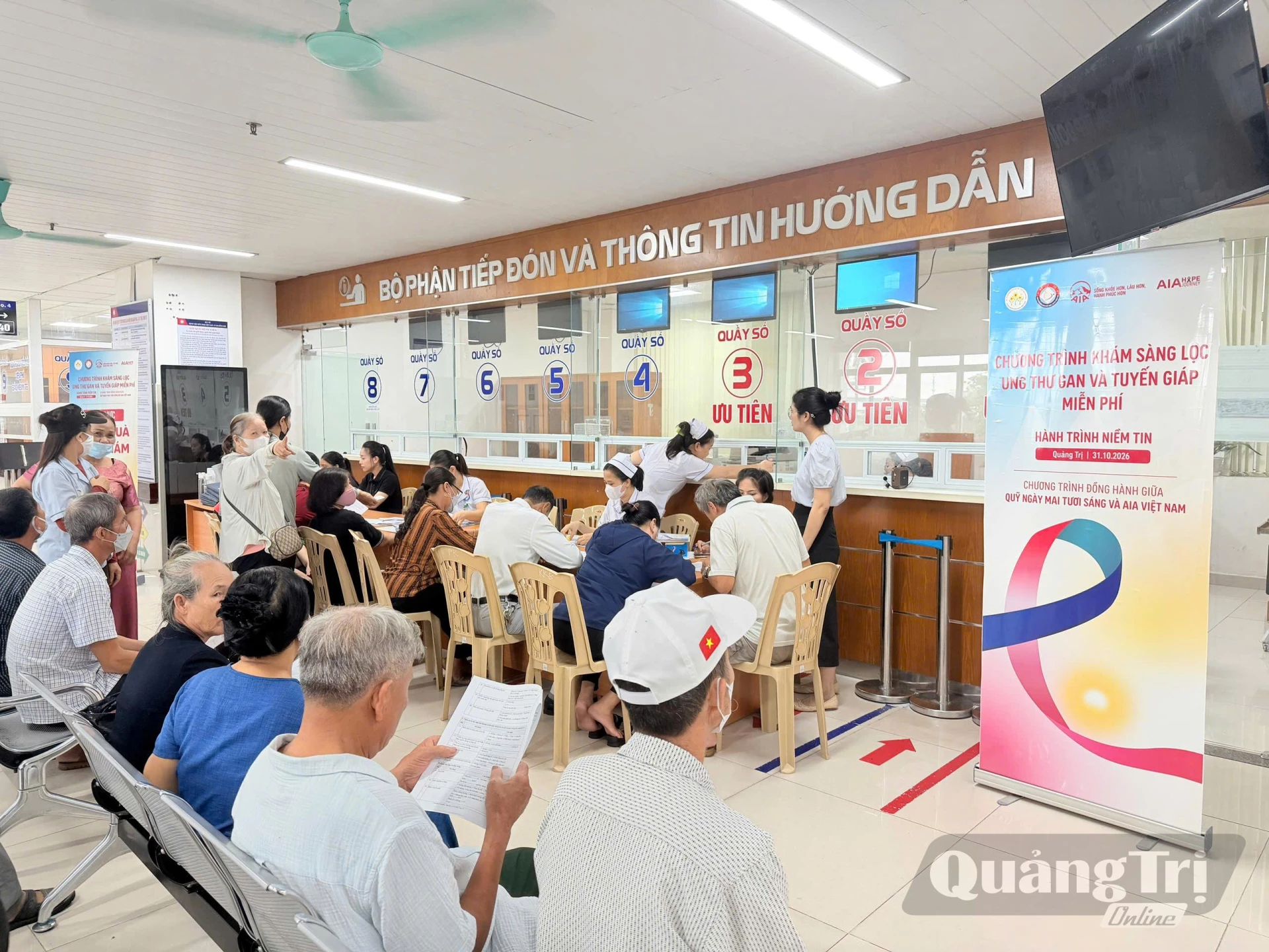Người dân được thăm khám, tư vấn trong chương trình sàng lọc ung thư miễn phí - Ảnh: H.T