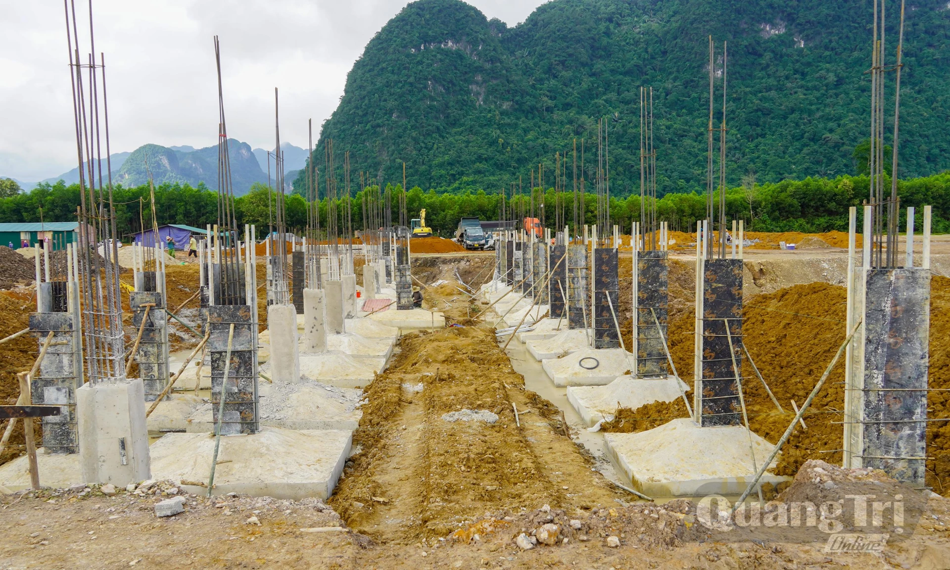 Các đơn vị thi công đang khẩn trương thi công các hạng mục tại dự án Đầu tư xây dựng Trường phổ thông nội trú tiểu học và THCS Kim Phú - Ảnh: N.H