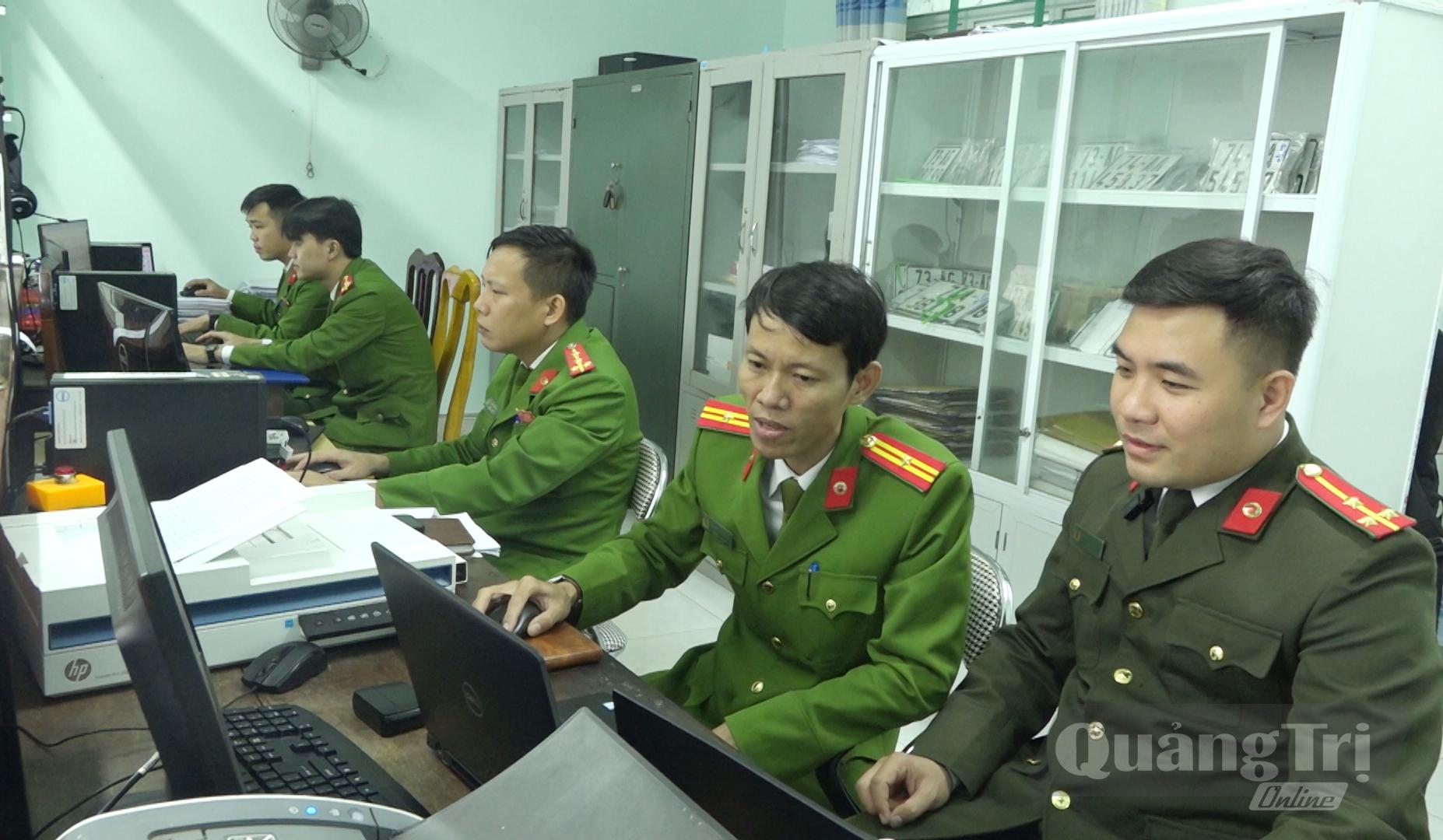 Công an xã Sen Ngư thường xuyên tổ chức livestream trên mạng xã hội để giải đáp thắc mắc của người dân về các thủ tục hành chính, góp phần nâng cao hiệu quả phục vụ Nhân dân - Ảnh: N.Q.V