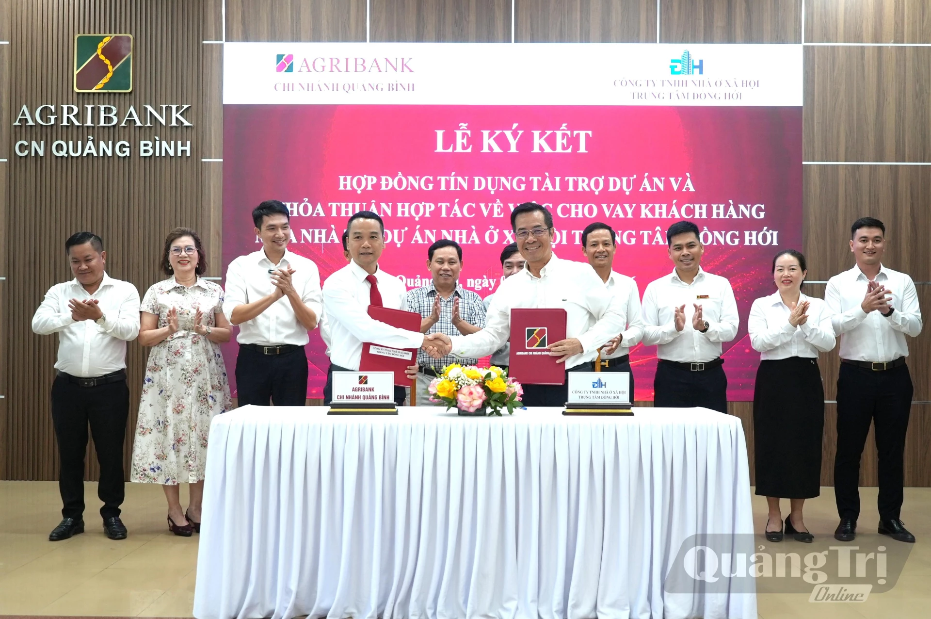 Lãnh đạo ngân hàng Agribank chi nhánh Quảng Bình và Công ty TNHH nhà ở xã hội Trung tâm Đồng Hới ký kết hợp đồng tín dụng - Ảnh: T.Đ