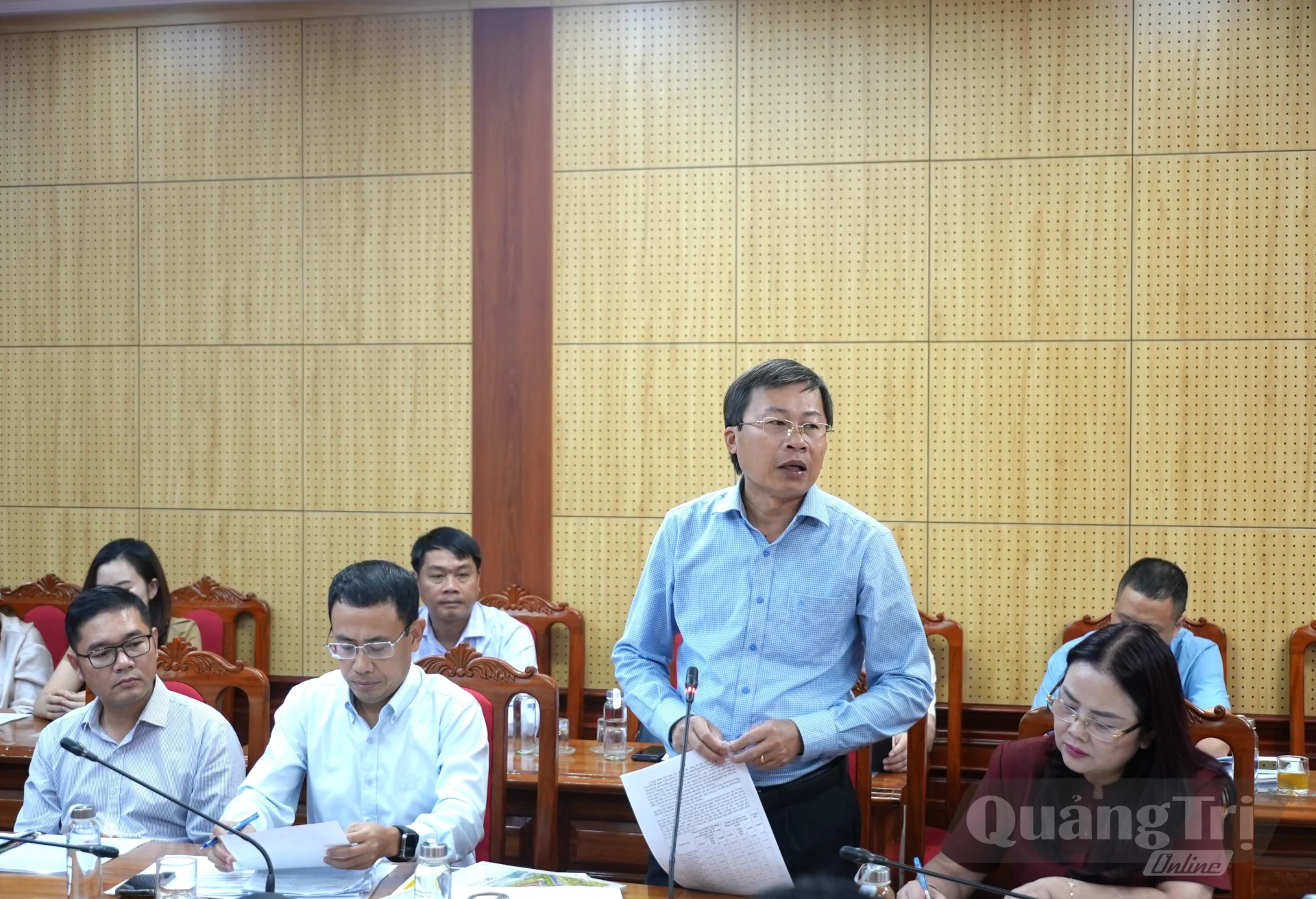 Đại diện lãnh đạo Ban Quản lý Dự án đầu tư xây dựng công trình dân dụng công nghiệp và hạ tầng kỹ thuật báo cáo tiến độ thực hiện các dự án tại buổi làm việc - Ảnh: T.Đ