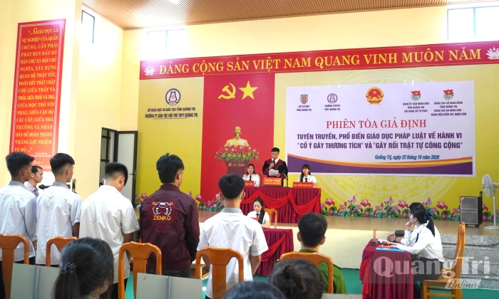 Gần 500 học sinh tham gia phiên tòa giả định