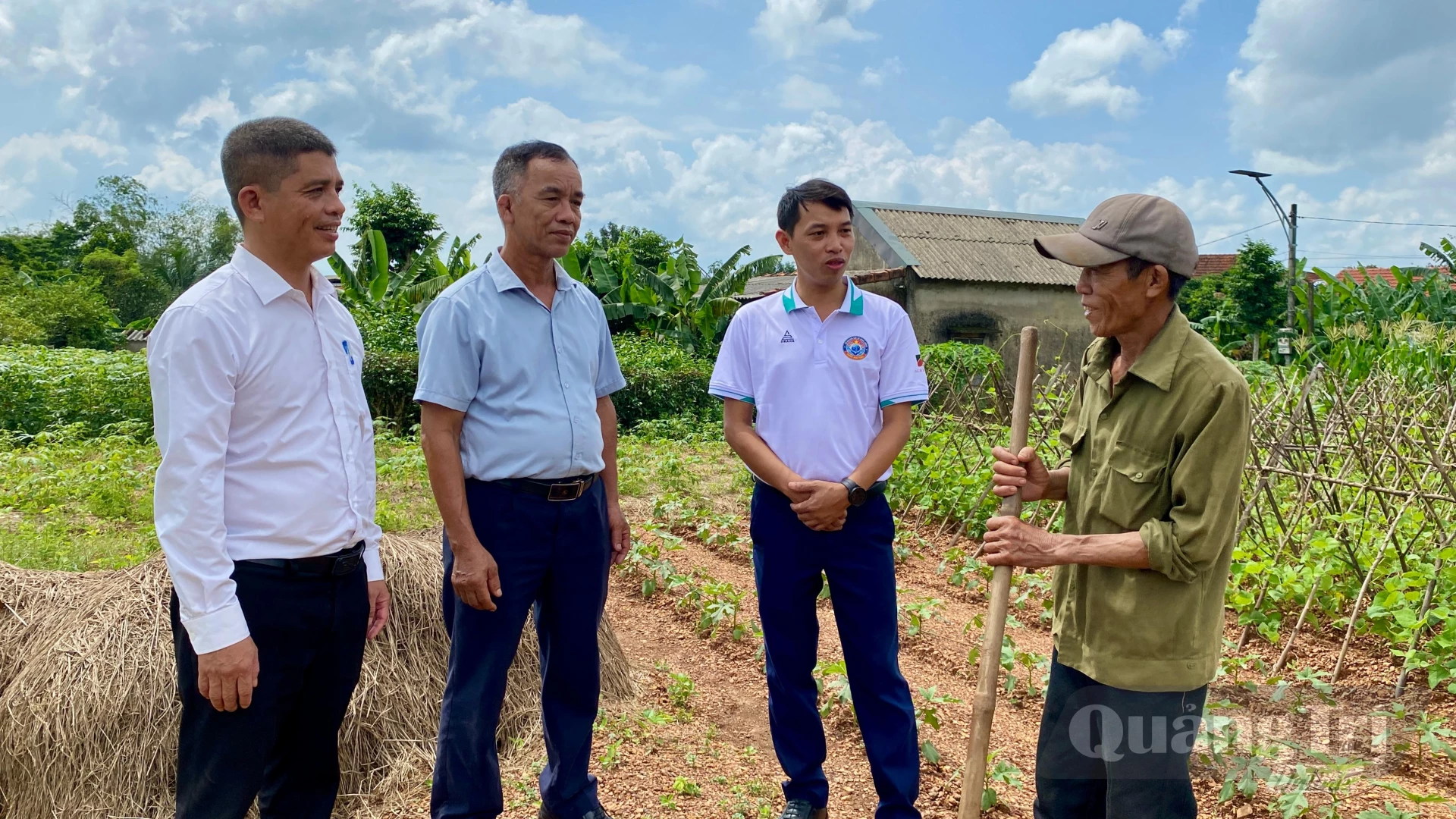 Anh Phan Thanh Tùng (ngoài cùng bên trái) và các đồng chí lãnh đạo thôn thăm hỏi, động viên người dân phát triển kinh tế - Ảnh: H.N