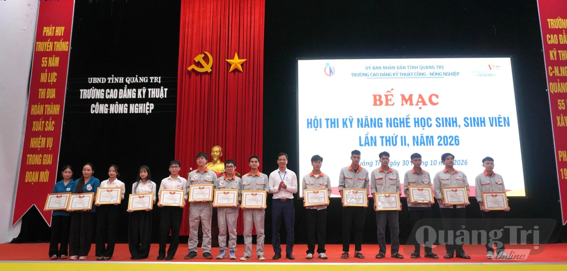 Ban tổ chức trao giải nhất cho tập thể và cá nhân đạt thành tích cao trong hội thi- Ảnh: H.T