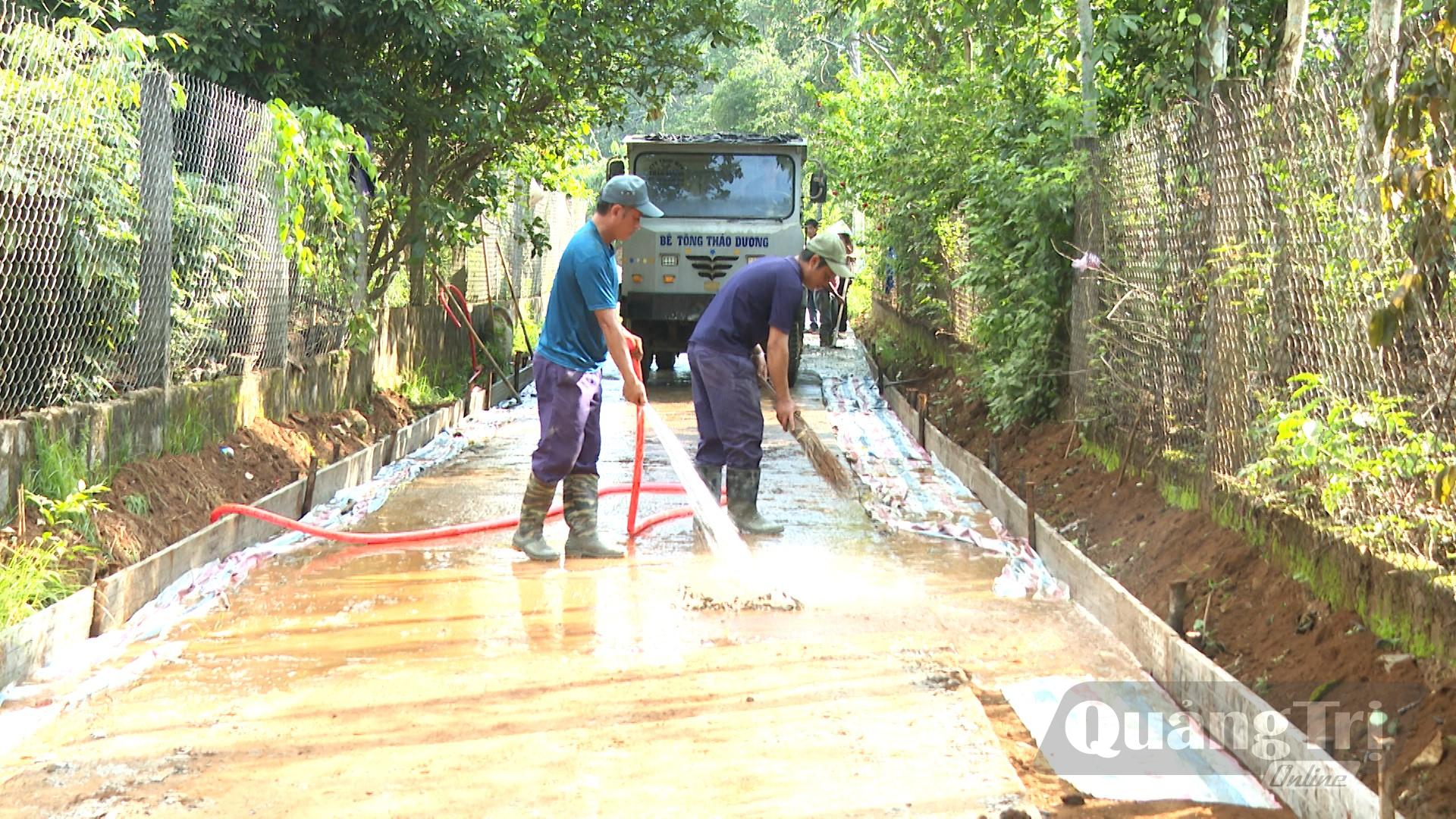 Ngay sau khi người dân đồng thuận hiến đất, UBND xã Vĩnh Hoàng đã chỉ đạo phòng chuyên môn giải ngân kịp thời nguồn vốn để sửa chữa, nâng cấp các tuyến đường - Ảnh: M.L