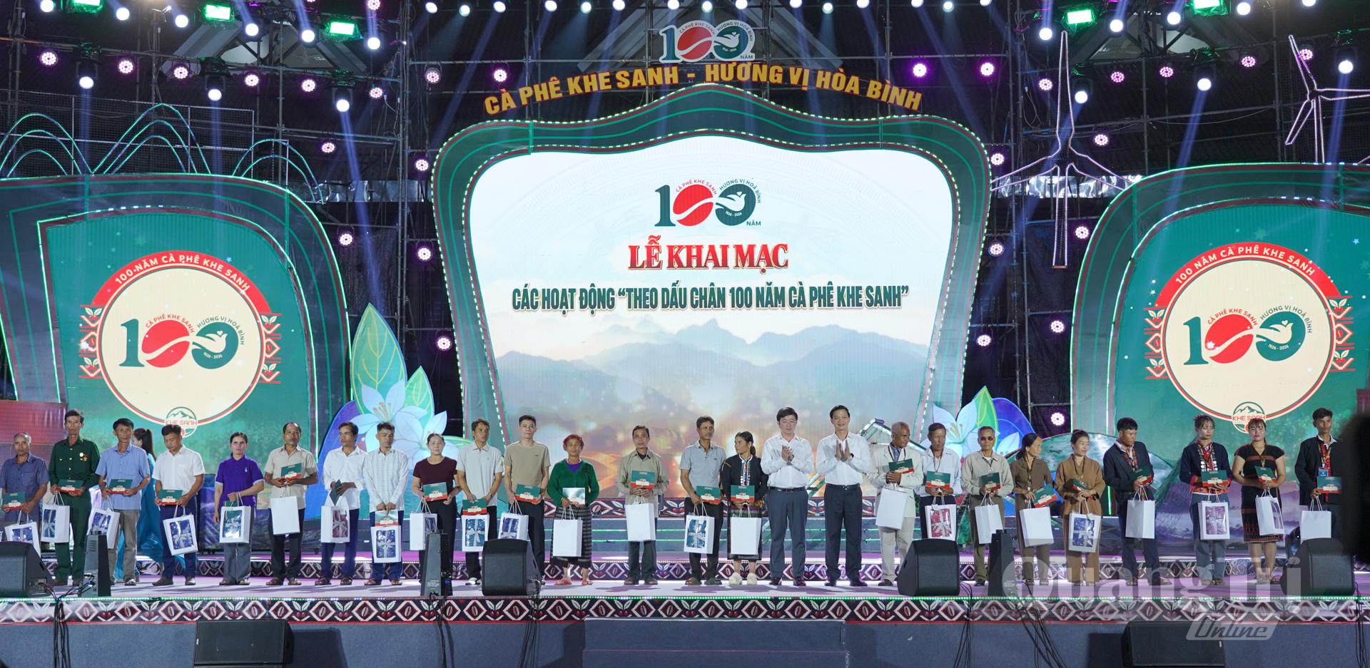 Đồng chí Vương Quốc Tuấn, Bí thư Tỉnh ủy và đồng chí Bùi Hoàng Phương, Chủ tịch UBND tỉnh trao tặng quà cho các hộ nghèo, gia đình chính sách - Ảnh: LÊ TRƯỜNG