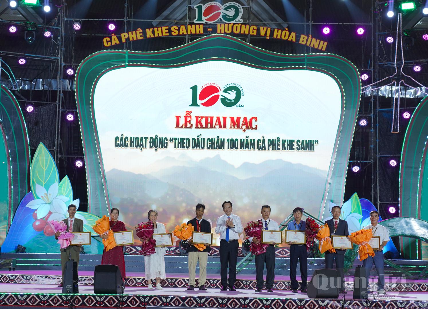 Đồng chí Hoàng Nam, Phó Chủ tịch Thường trực UBND tỉnh trao bằng khen của Chủ tịch UBND tỉnh cho các tập thể, cá nhân - Ảnh: LÊ TRƯỜNG
