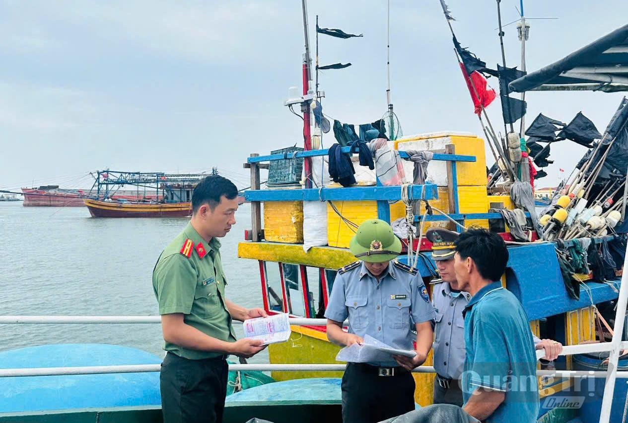 Tuyên truyền, vận động ngư dân chấp hành nghiêm pháp luật trong khai thác thủy sản - Ảnh: Q.V