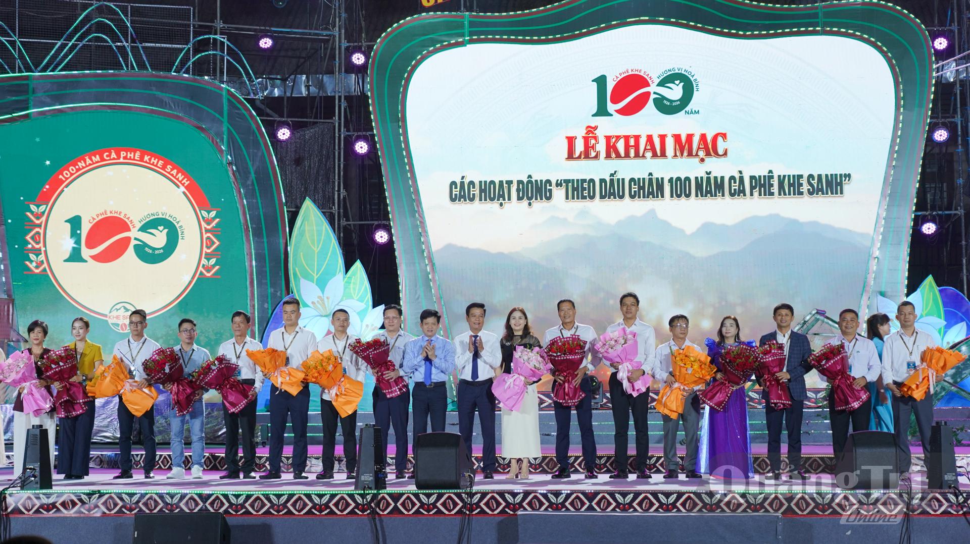 Đồng chí Lê Văn Bảo, Phó Chủ tịch UBND tỉnh và đồng chí Trần Quốc Tuấn, Giám đốc Sở Nông nghiệp và Môi trường trao tặng hoa cảm ơn các nhà tài trợ - Ảnh: LÊ TRƯỜNG