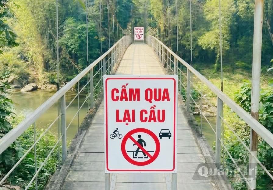 Cầu treo Đồng Tân đã phải dừng hoạt động để bảo đảm cho người và phương tiện qua lại - Ảnh: X.V