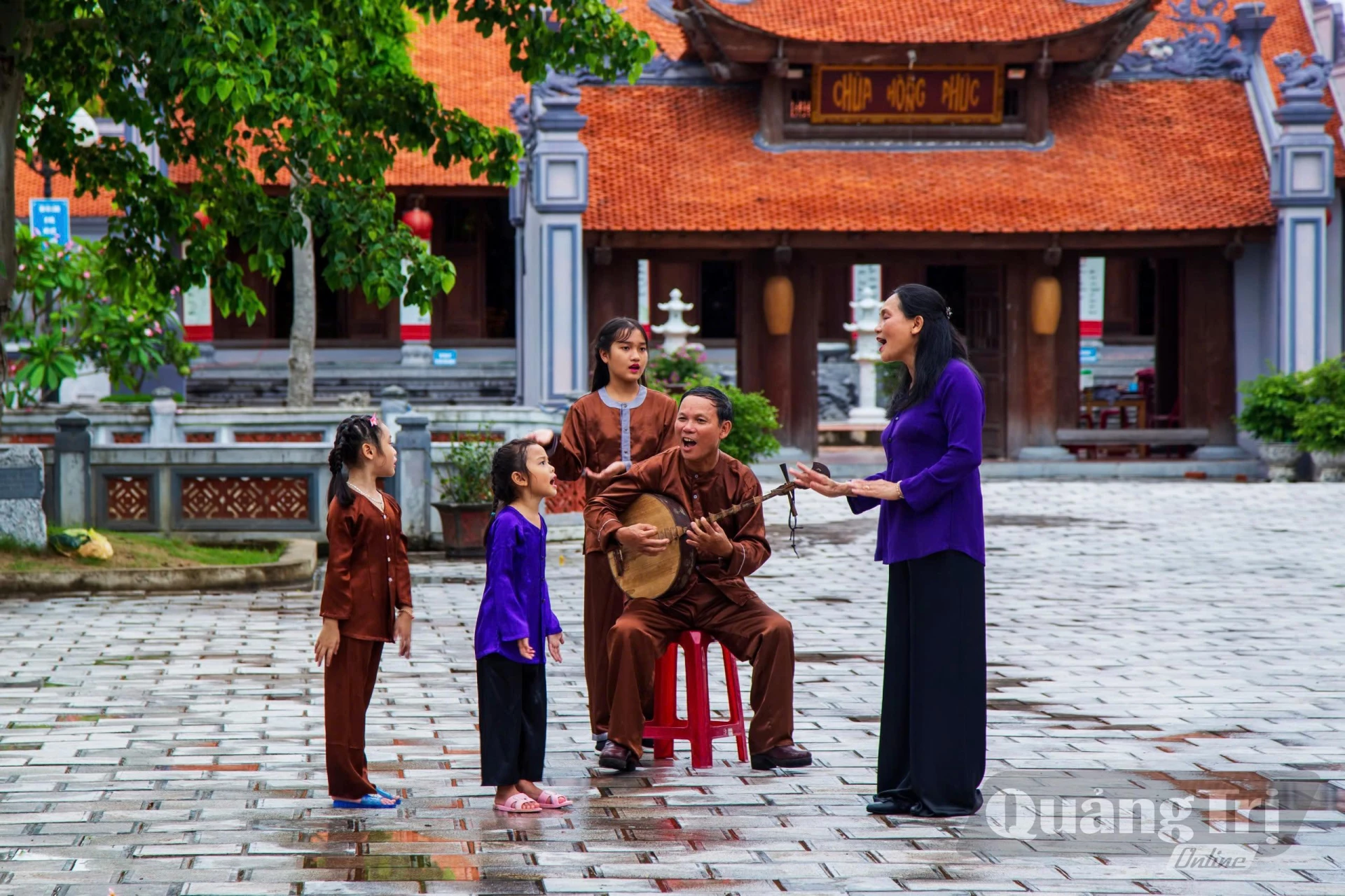 Các nghệ nhân truyền dạy hò khoan Lệ Thủy cho trẻ em - Ảnh: Nguyễn Hải