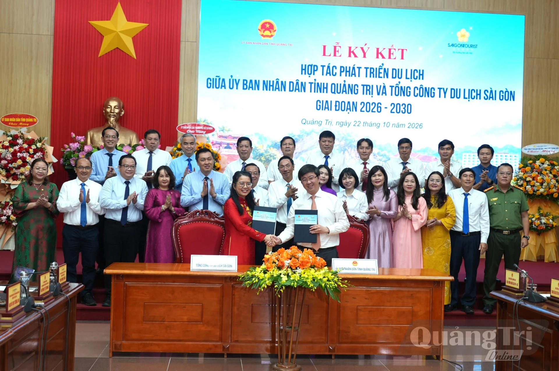 Đồng chí Bùi Hoàng Phương, Chủ tịch UBND tỉnh Quảng Trị và Bà Nguyễn Thị Ánh Hoa, Chủ tịch Hội đồng thành viên Saigontourist Group ký kết biên bản hợp tác phát triển du lịch - Ảnh: T.Đ