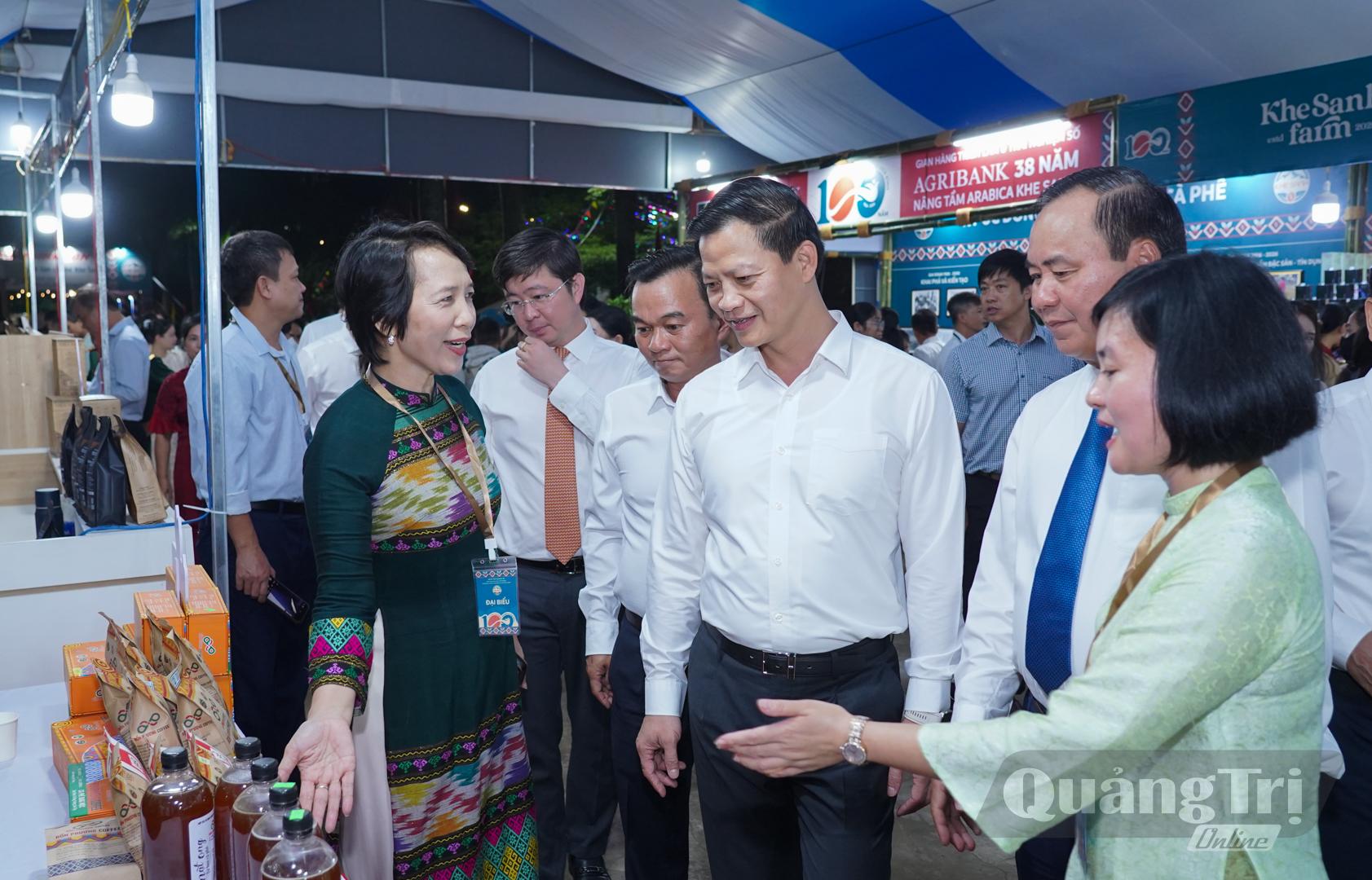 Các đồng chí lãnh đạo tỉnh và đại biểu tham quan các gian hàng trong khuôn khổ hoạt động lễ hội - Ảnh: LÊ TRƯỜNG