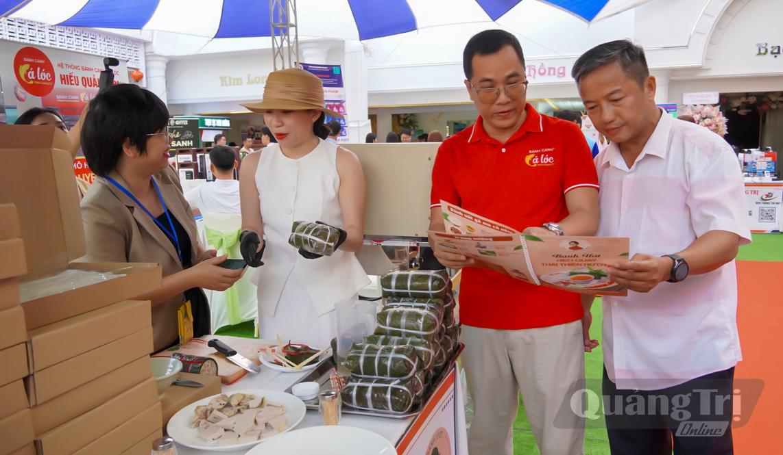Qua mỗi cuộc gặp gỡ, các doanh nhân Quảng Trị giới thiệu sản phẩm và hình thành những phương án hợp tác mới - Ảnh: N.H