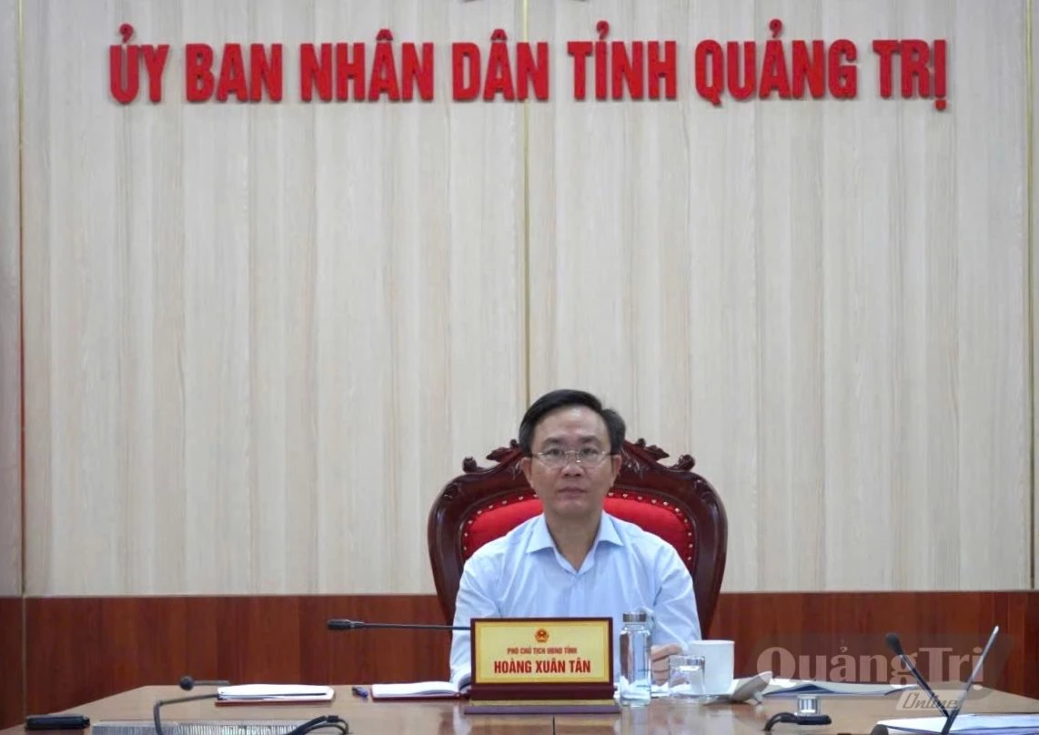 Đồng chí Hoàng Xuân Tân, Phó Chủ tịch UBND tỉnh tham dự cuộc họp tại điểm cầu UBND tỉnh Quảng Trị - Ảnh: NL