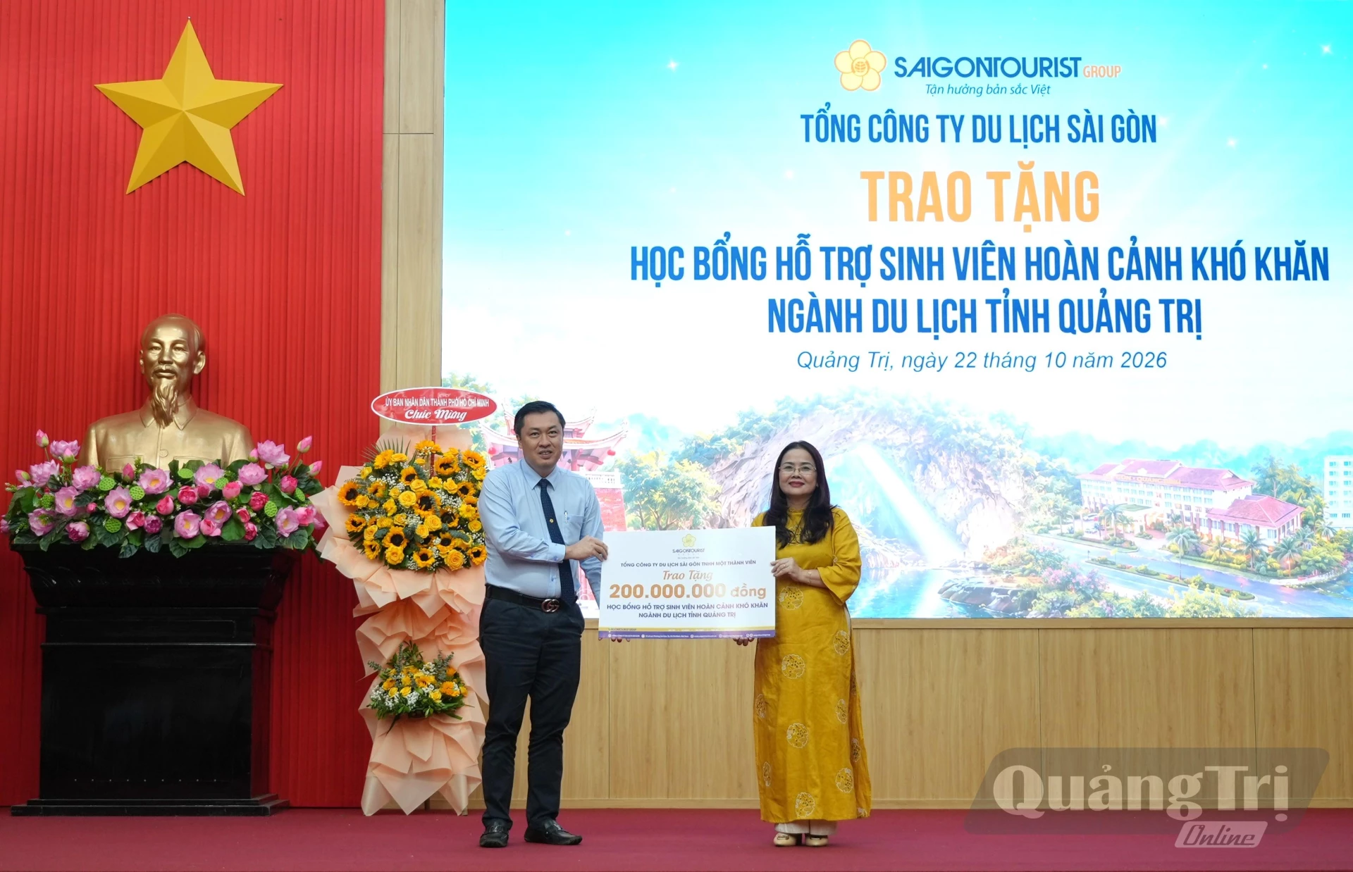 Đại diện Saigontourist Group trao học bổng hỗ trợ sinh viên có hoàn cảnh khó khăn ngành du lịch tỉnh Quảng Trị - Ảnh: T.Đ