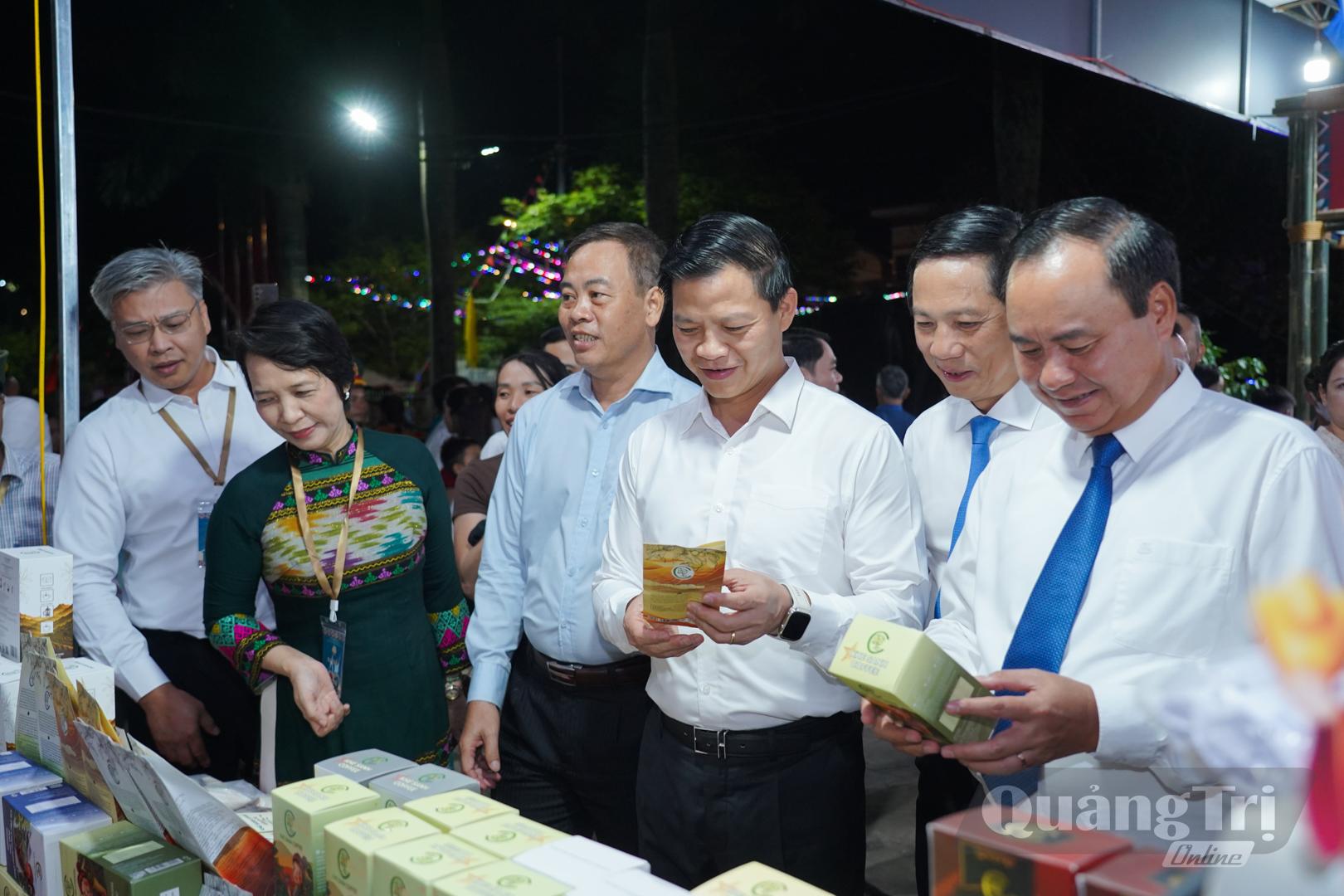 Các đồng chí lãnh đạo tỉnh và đại biểu tham quan các gian hàng trong khuôn khổ hoạt động lễ hội - Ảnh: LÊ TRƯỜNG