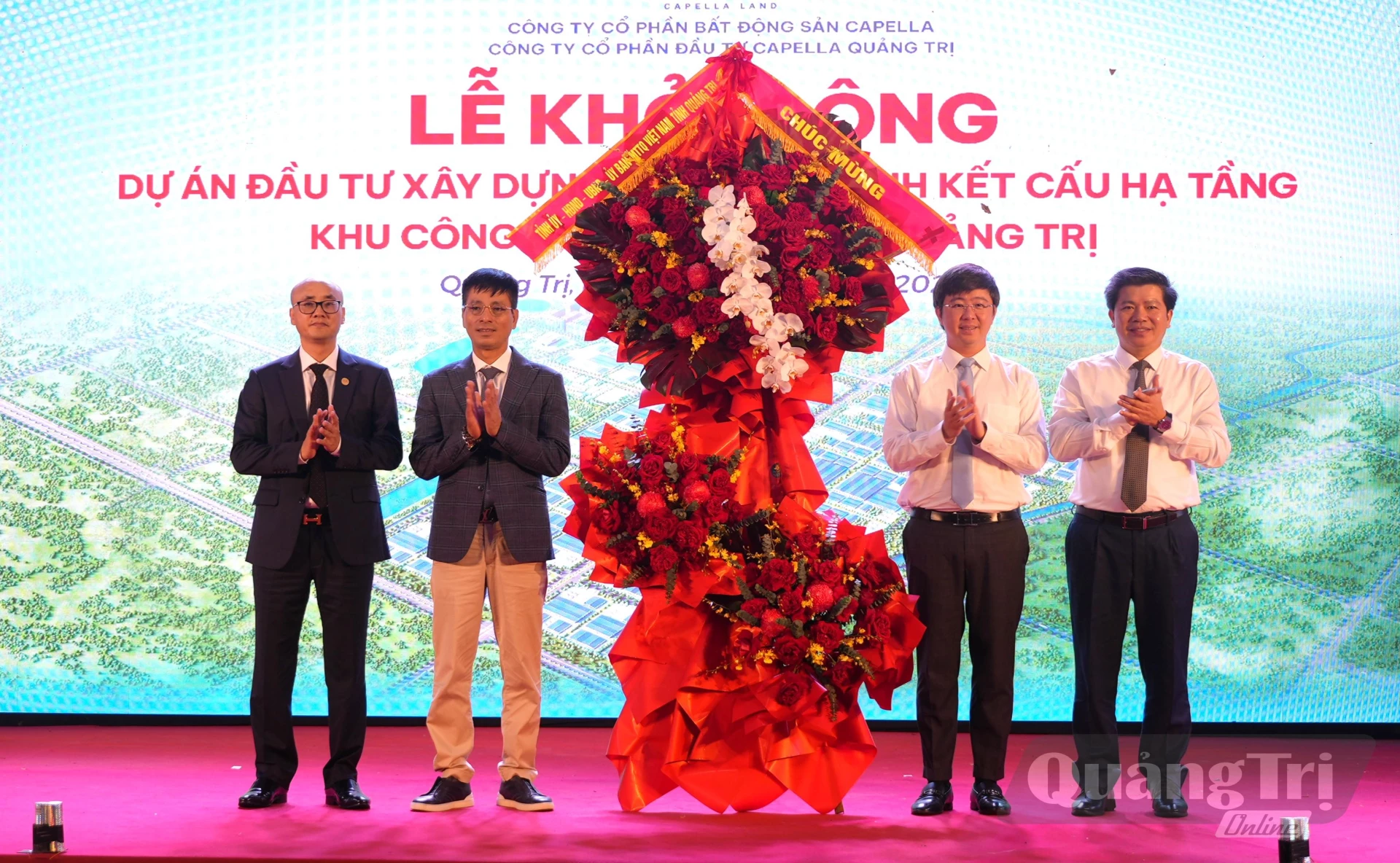 Đồng chí Bùi Hoàng Phương, Chủ tịch UBND tỉnh và đồng chí Trần Vũ Khiêm, Phó Bí thư Thường trực Tỉnh ủy, Trưởng Đoàn ĐBQH tỉnh tặng hoa chúc mừng chủ đầu tư dự án - Ảnh: T.Đ