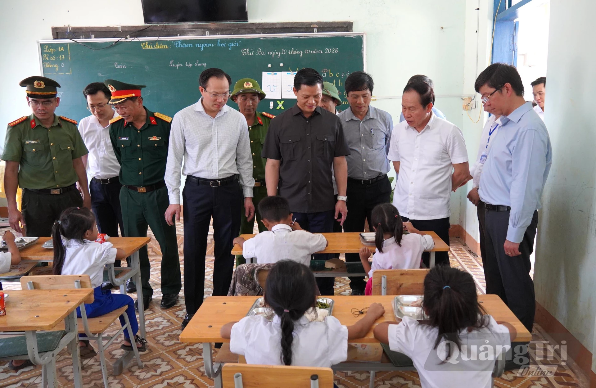 Thăm hỏi, động viên giáo viên, học sinh tại điểm trường cũ …. - Ảnh: C.H