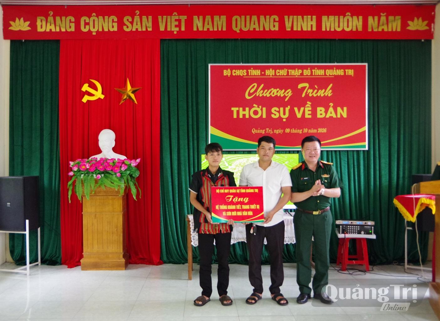 Thủ trưởng Bộ CHQS tỉnh tặng tặng hệ thống khánh tiết, trang thiết bị âm thanh phục vụ sinh hoạt cộng đồng và sơn mới Nhà văn hóa - Ảnh: X.D
