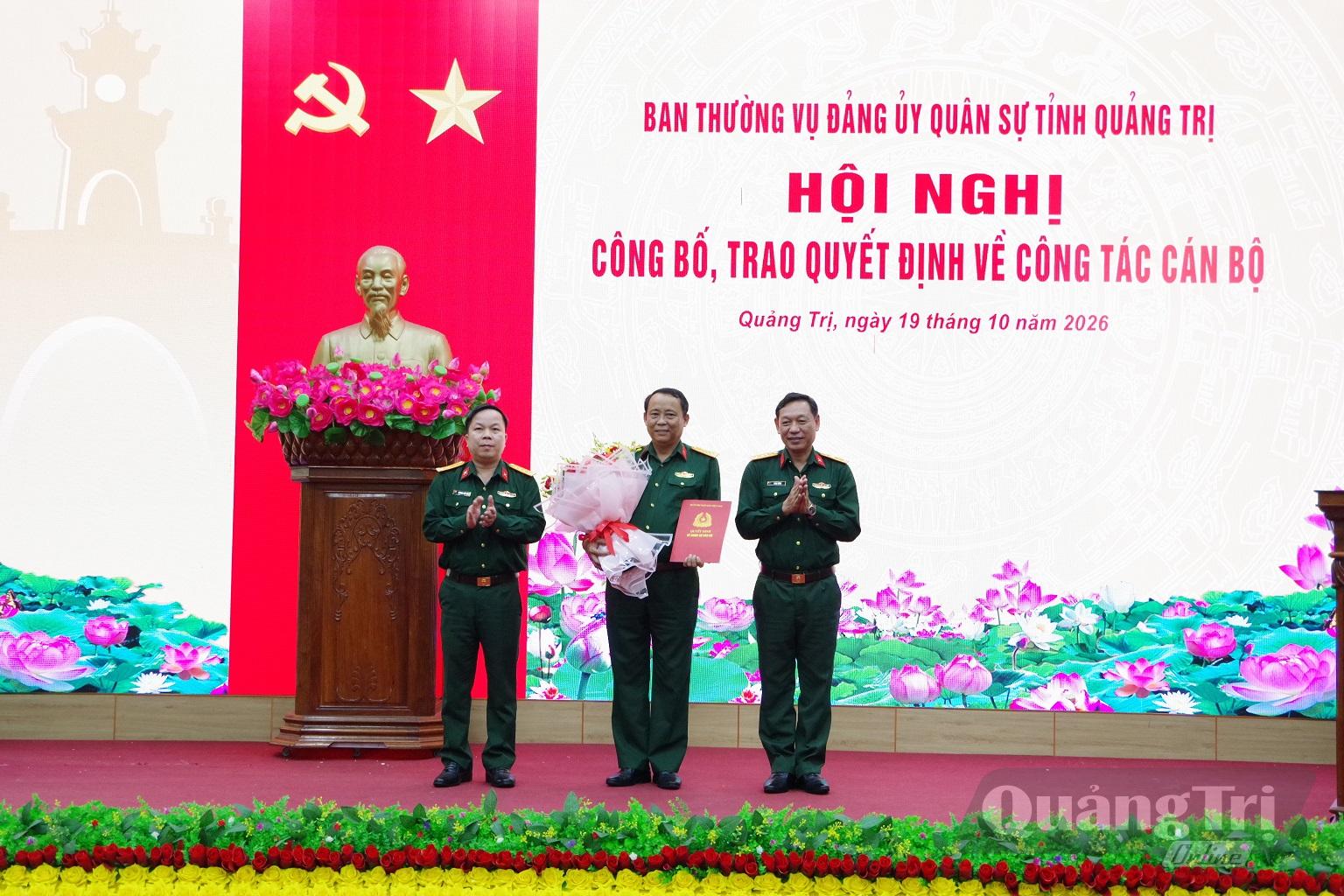 Đại tá Phan Thắng, Ủy viên Ban Thường vụ Tỉnh uỷ, Phó Bí thư Đảng ủy Quân sự tỉnh, Chỉ huy trưởng Bộ CHQS tỉnh và Đại tá Trương Viết Hải, Tỉnh ủy viên, Phó Bí thư Thường trực Đảng ủy Quân sự tỉnh, Chính ủy Bộ CHQS tỉnh trao Quyết định của Bộ Quốc phòng trao quyết định của Bộ Quốc phòng về việc cán bộ nghỉ hưu đối với Đại tá Cao Phi Sơn, Phó Chỉ huy trưởng Bộ CHQS tỉnh và tặng hoa chúc mừng
