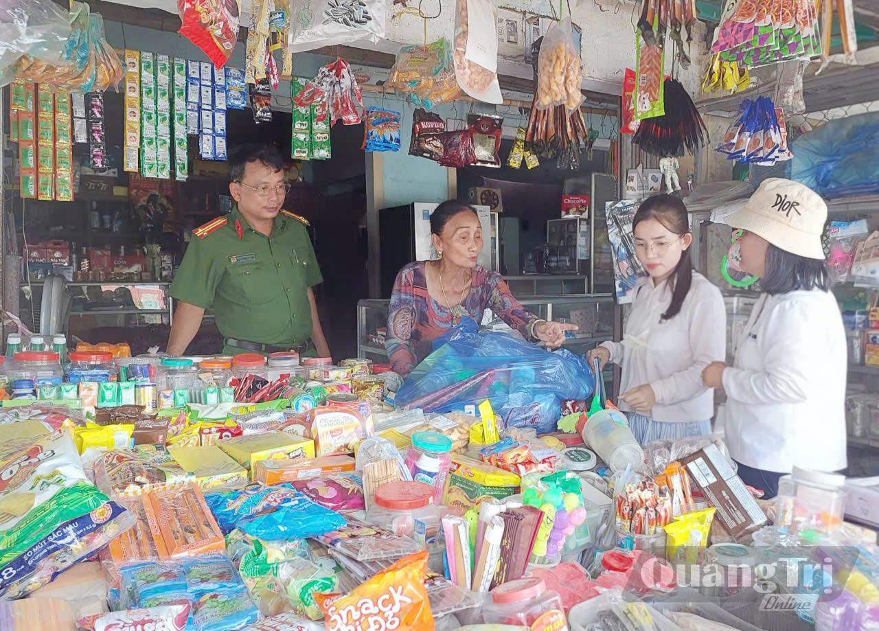 Cửa hàng kinh doanh bánh kẹo được lực lượng chức năng xã Hiếu Giang kiểm tra định kỳ - Ảnh: L.T