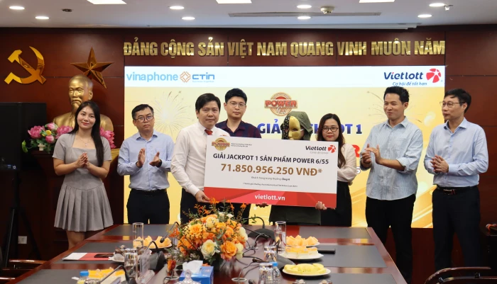 Công ty Xổ số Điện toán Việt Nam (Vietlott) trao thưởng Jackpot 1 xổ số tự chọn Power 6/55 trị giá hơn 71,8 tỷ đồng