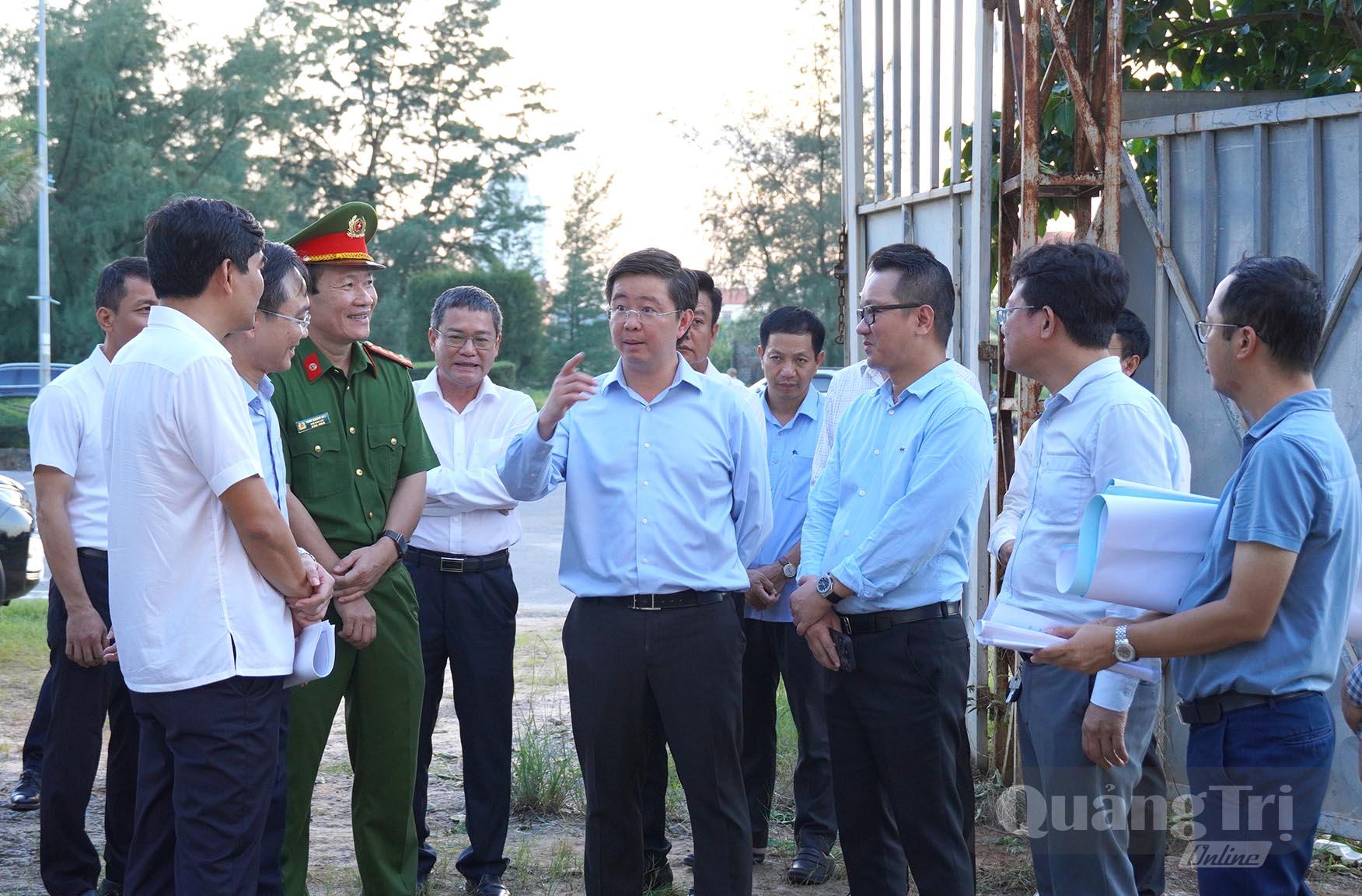 Đồng chí Chủ tịch UBND tỉnh Bùi Hoàng Phương kiểm tra tình hình thực hiện một dự án trên địa bàn - Ảnh: C.H