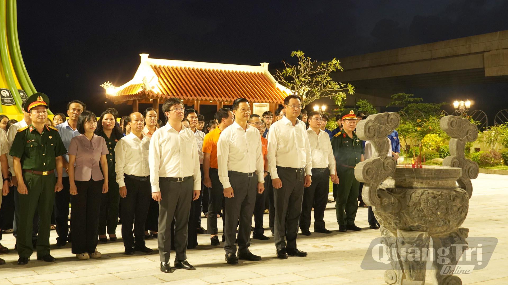 Các đại biểu dâng hương, dâng hoa tưởng niệm các anh hùng liệt sĩ - Ảnh: C.H