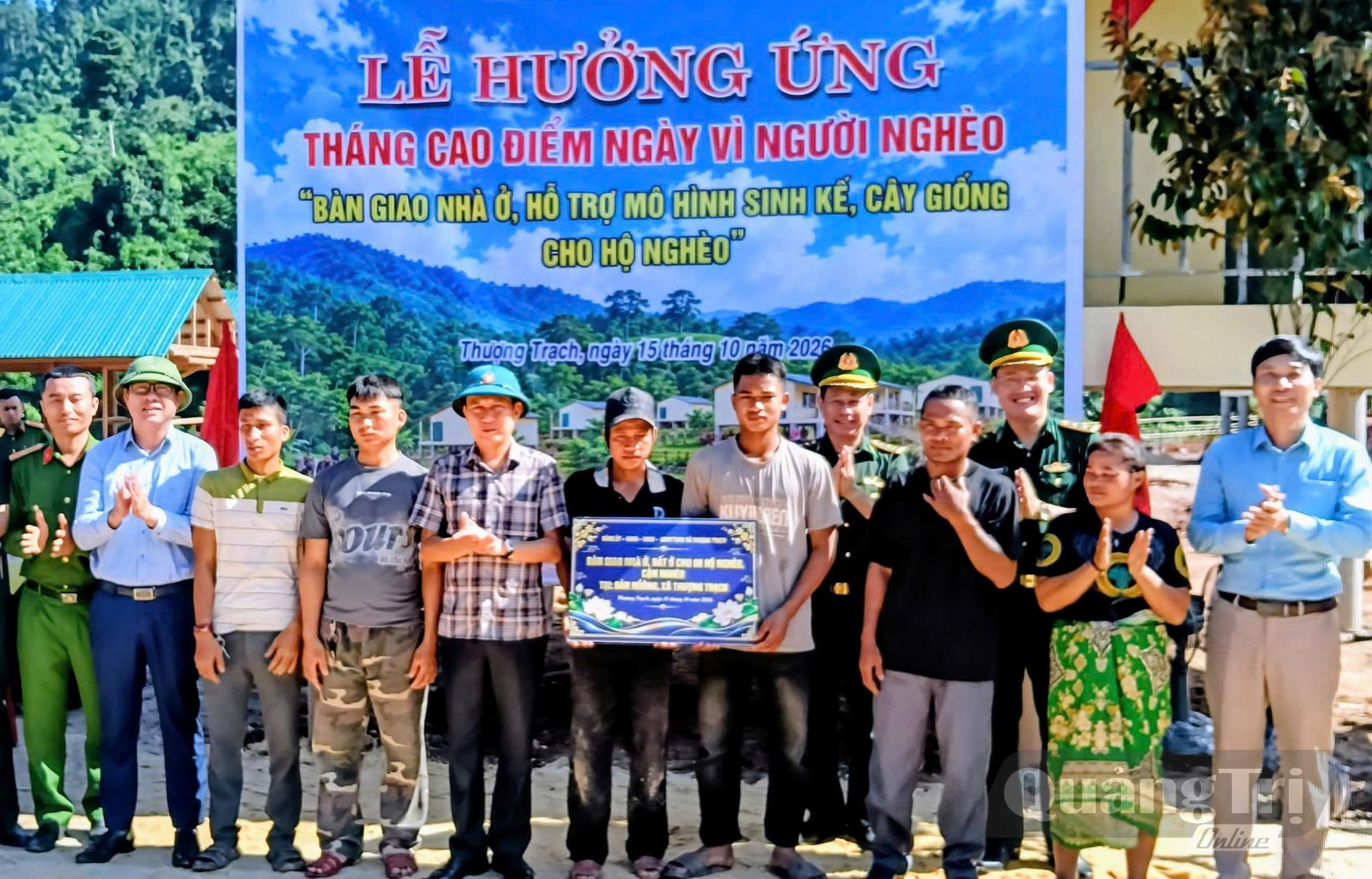 Lãnh đạo xã Thượng Trạch trao biển tượng trưng bàn giao nhà ở cho 6 hộ gia đình tại bản Nôồng - ̉̉Ảnh: M.D
