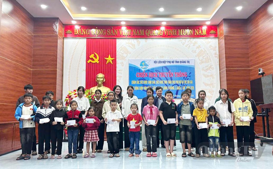 Trao các phần quà cho các em học sinh có hoàn cảnh khó khăn - Ảnh: X.P
