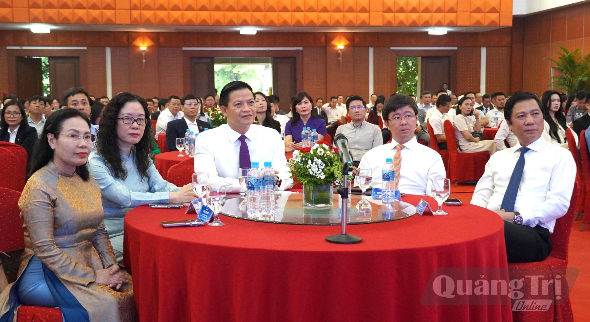 Các đồng chí lãnh đạo tỉnh dự buổi gặp mặt doanh nhân, doanh nghiệp - Ảnh: C.H