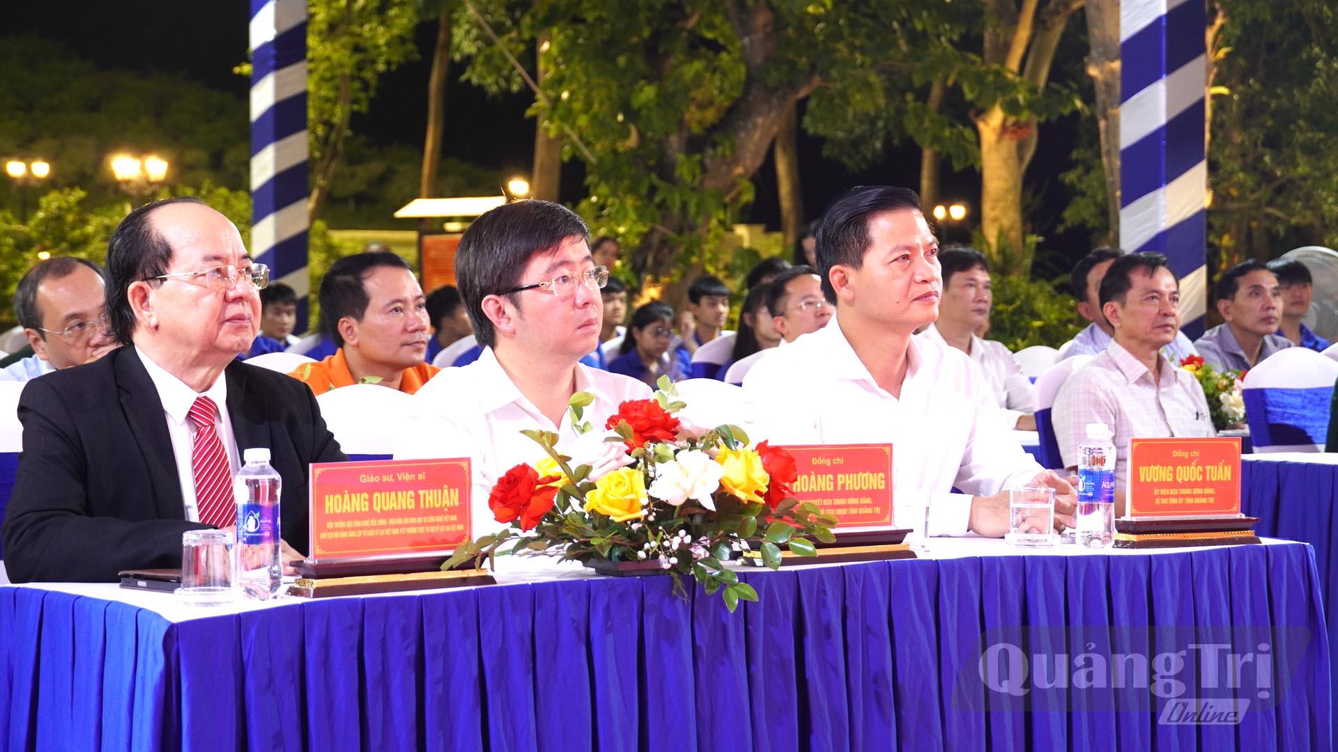 Các đại biểu dự buổi lễ - Ảnh: C.H